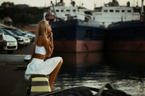 La fille en blanc. Port. Yacht