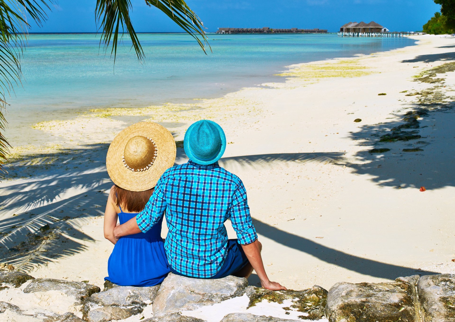 tropici mare spiaggia palma coppia passeggiata vacanza