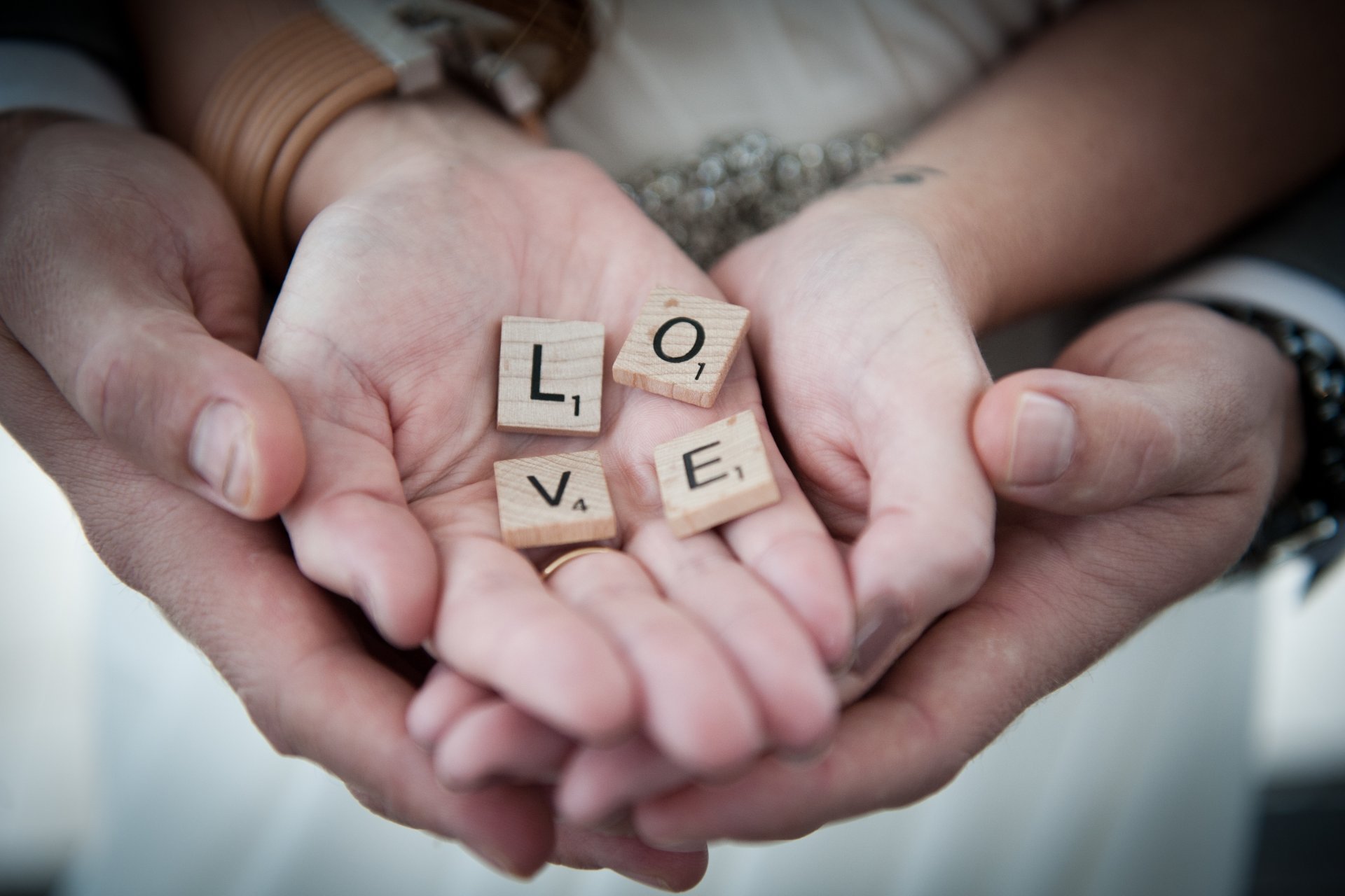 stimmungen hände kerl mädchen gefühle zärtlichkeit romantik schön buchstaben liebe verliebt paar paar armband ring uhr mann zwei unschärfe hintergrund tapete widescreen vollbild widescreen widescreen