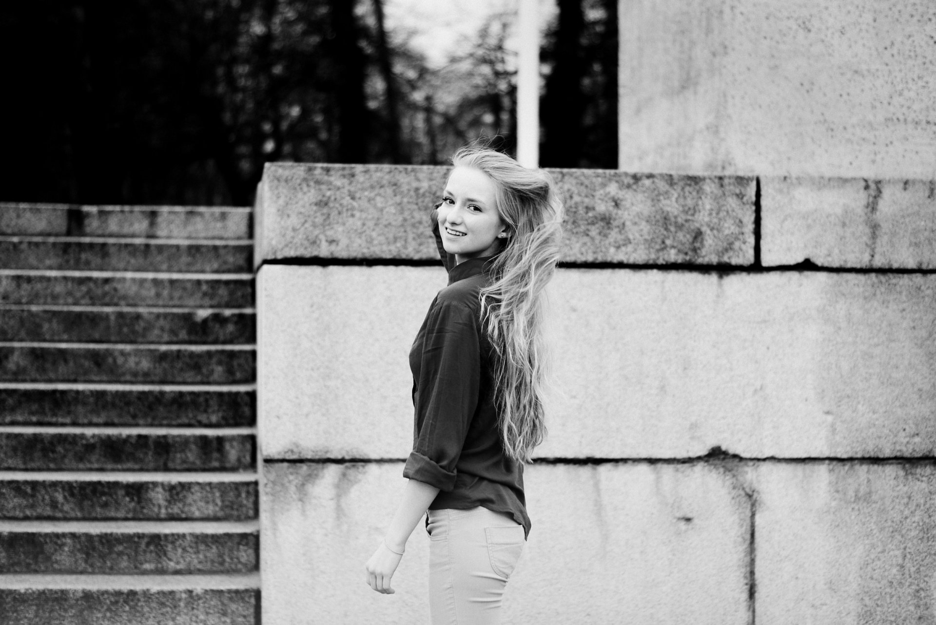 la fille en noir et blanc sourire