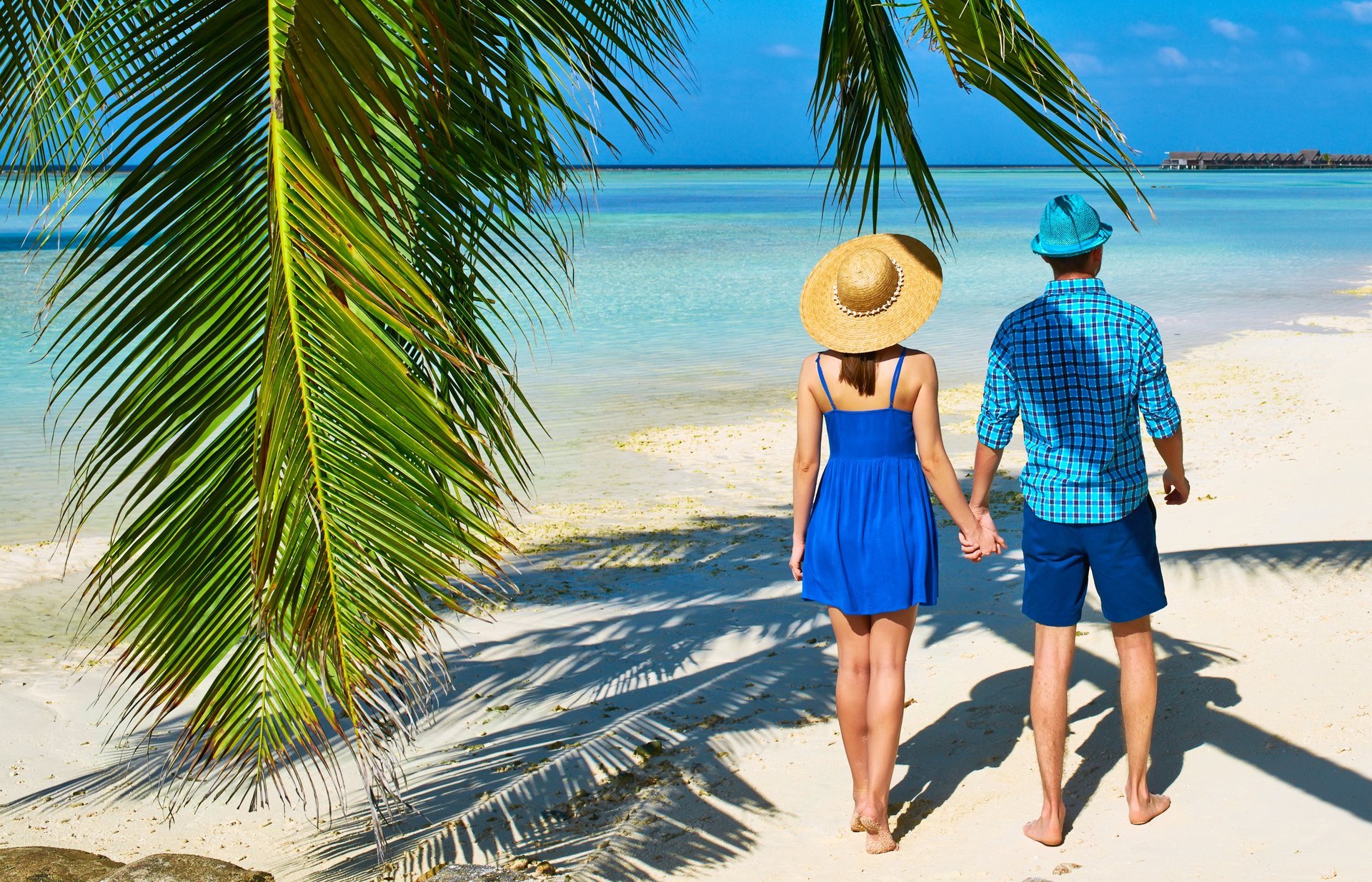 tropen meer strand palme paar zu fuß