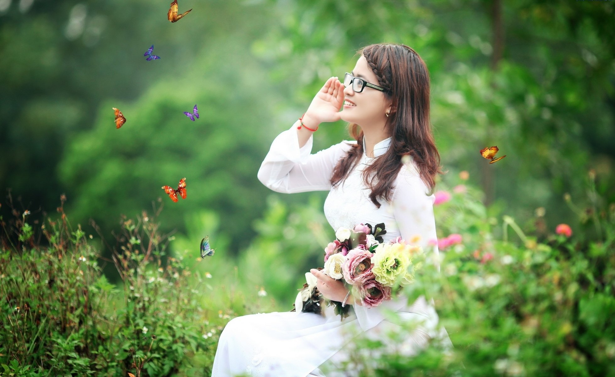 chica asiático sonrisa ropa flores mariposas