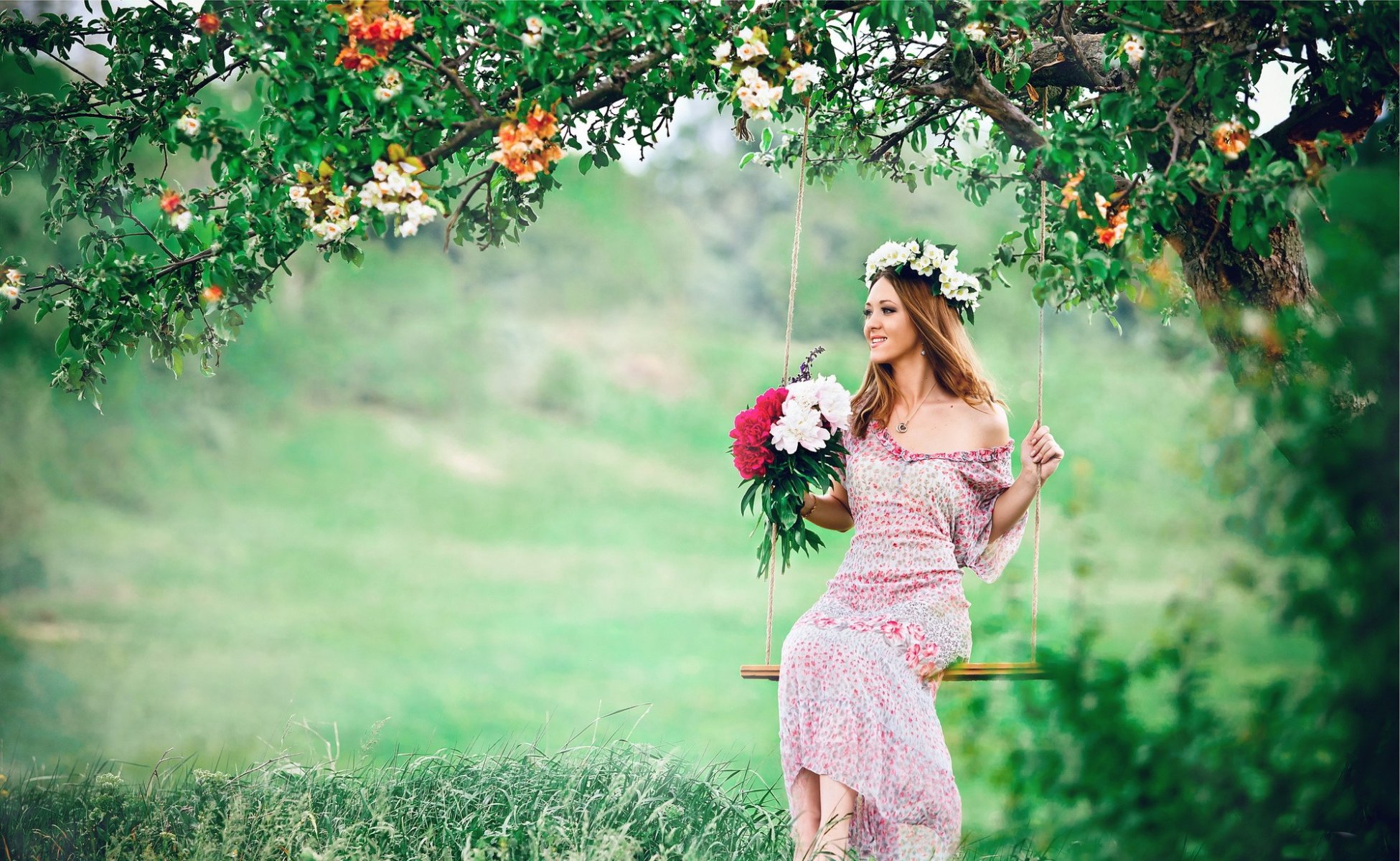 vista chica pelo castaño vestido vestido de verano árbol columpio vegetación naturaleza flores corona ramo claro hierba alegría despertar disfrute chitota belleza vegetación vida