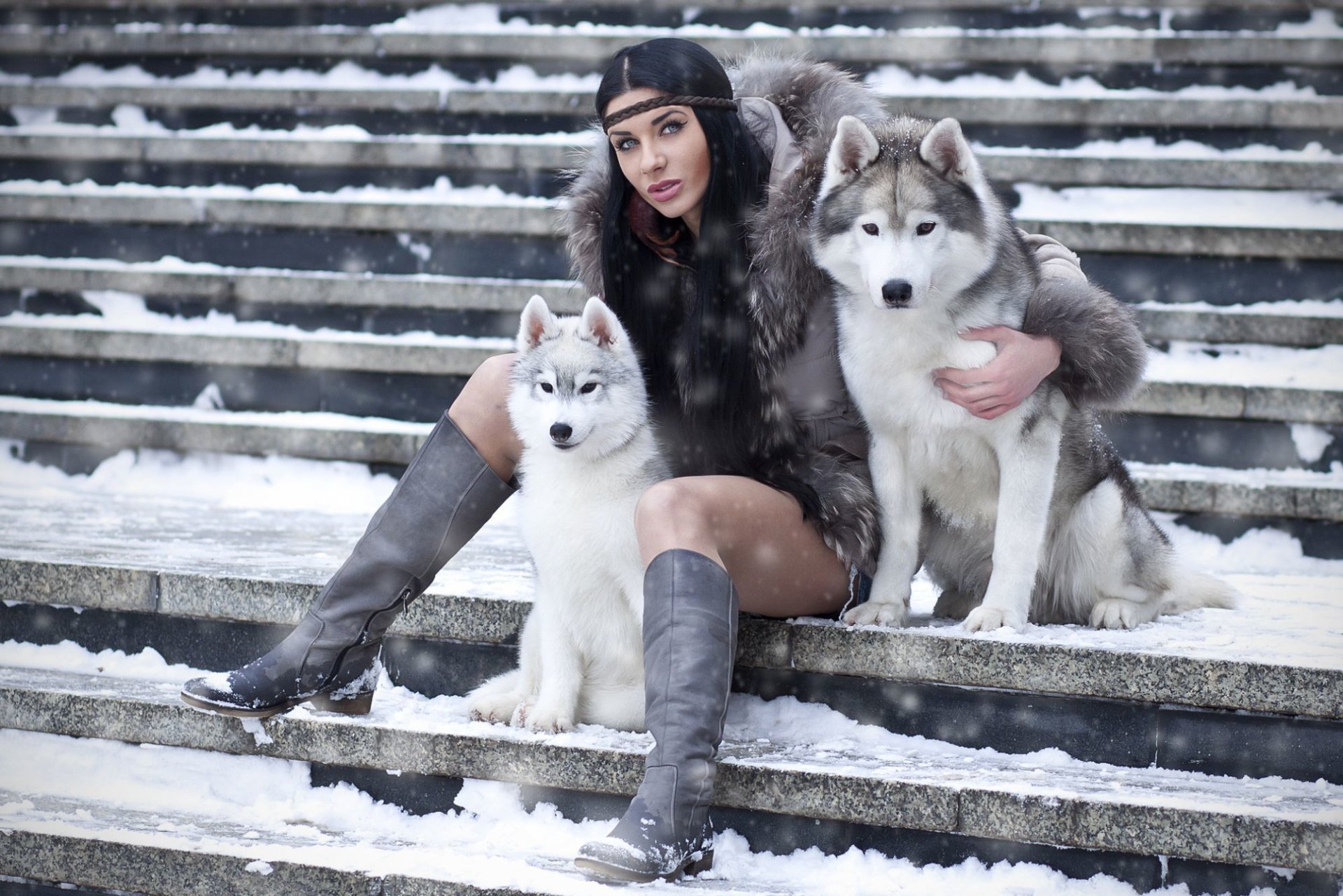 les chiens la dame de beauté des chaussures des escaliers une brune