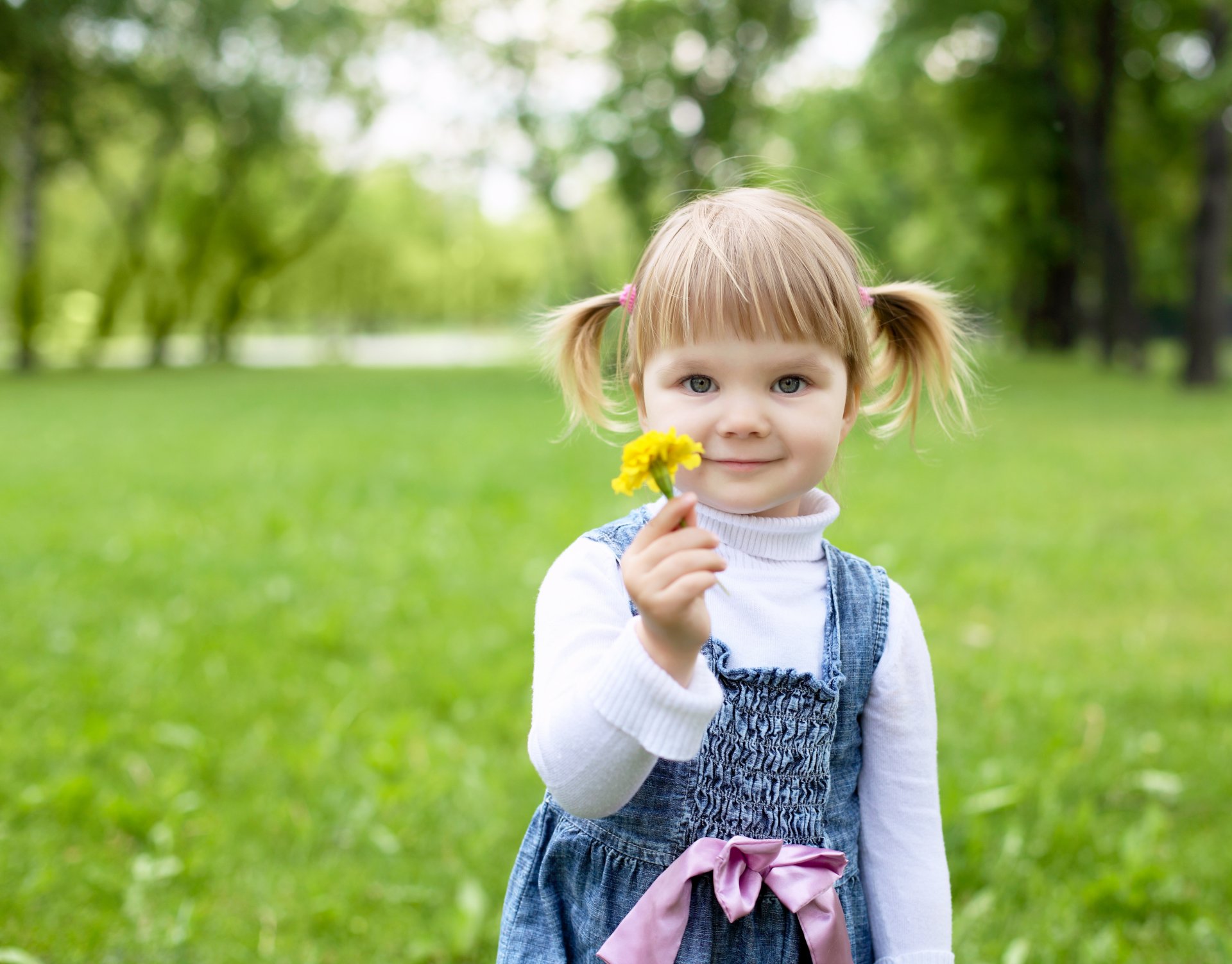 fille enfant enfance bonheur fleur parc arbres petite fille enfants fleurs