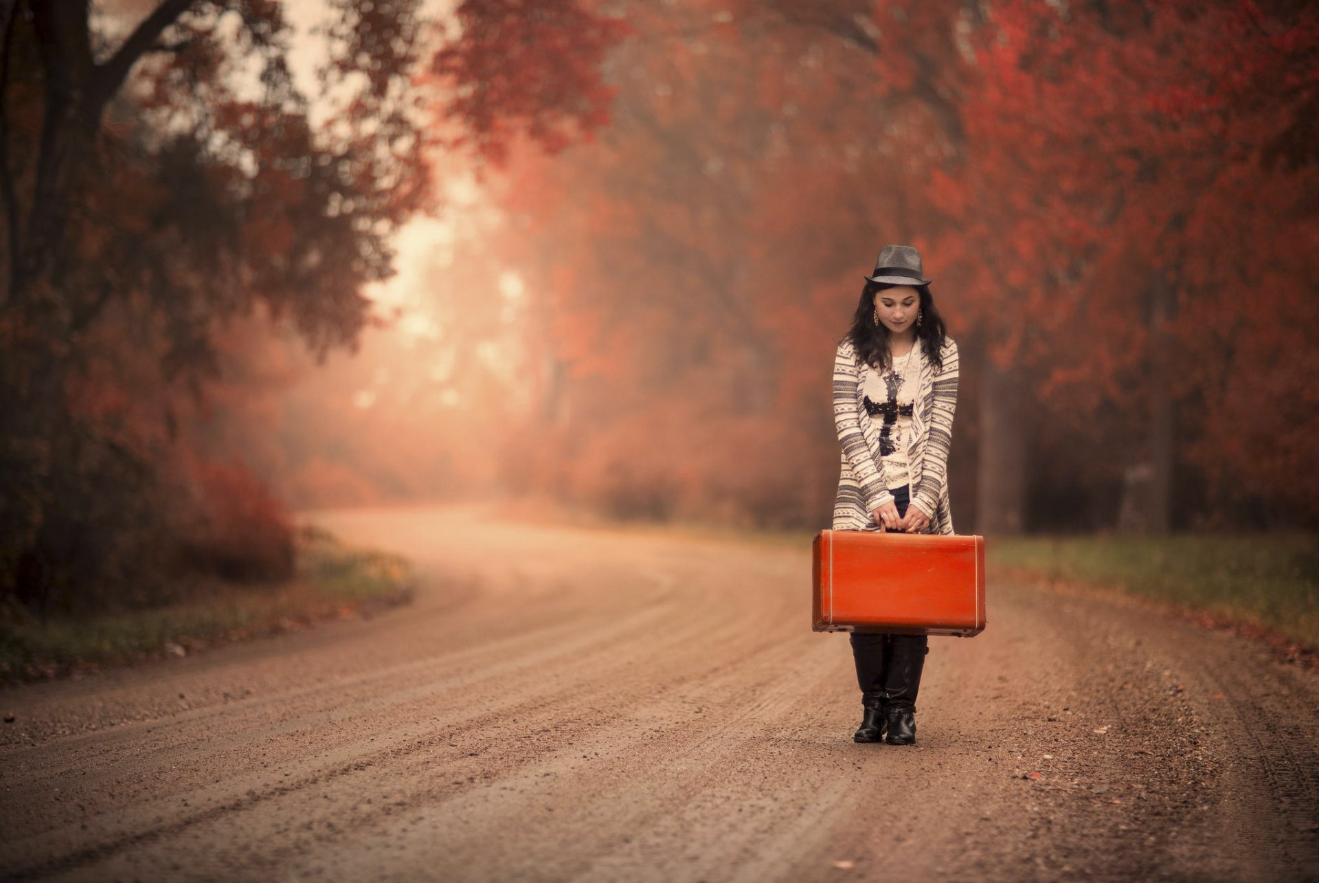 chica carretera otoño maleta esperando