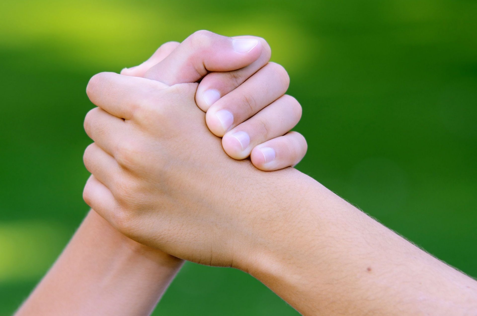 de l humeur de la main la main l homme les amis le garçon la fille le soutien de protection d assistance de flou de fond fond d écran grand écran plein écran grand écran grand écran