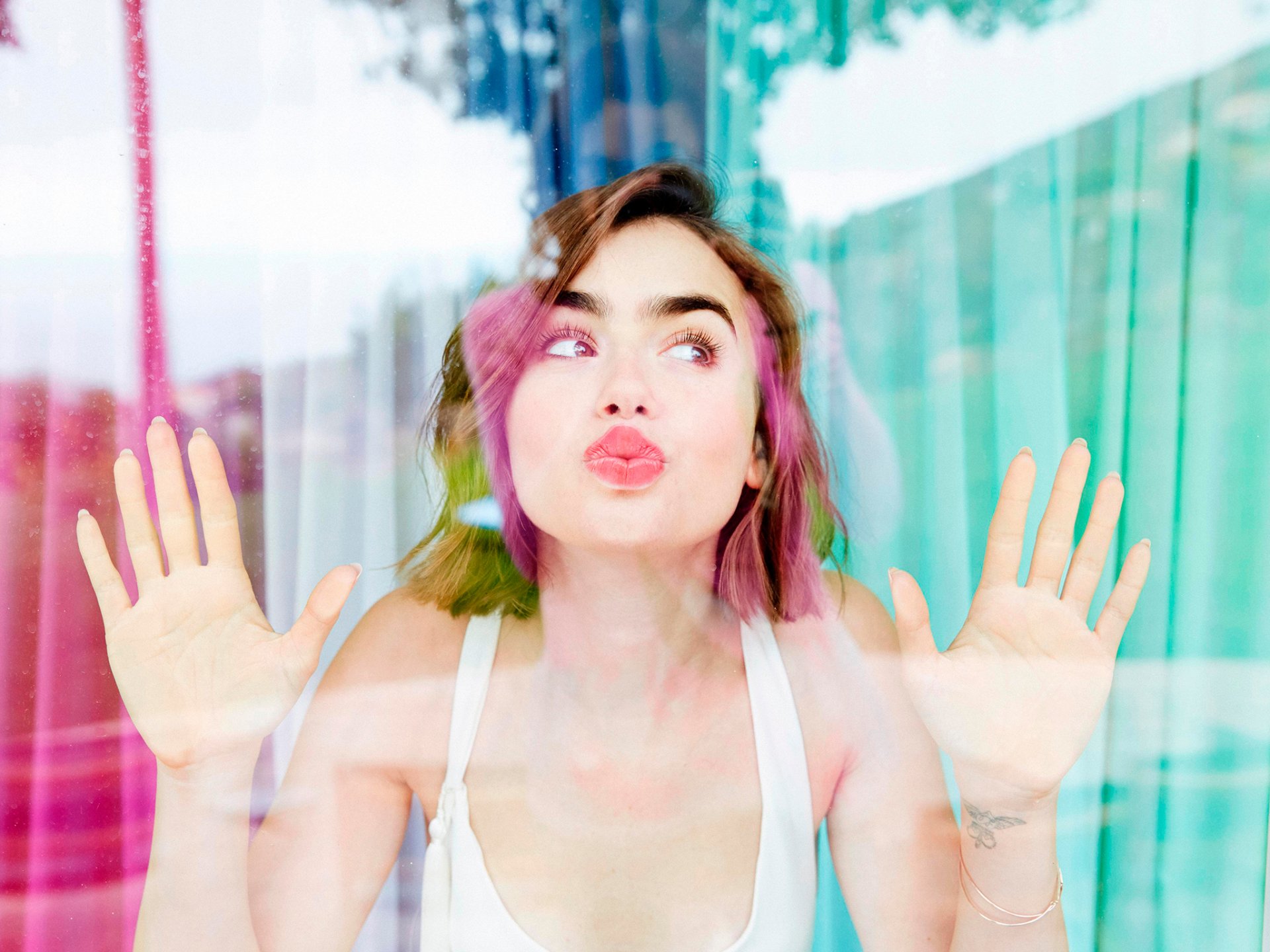 lily collins spugne bacio yahoo stile