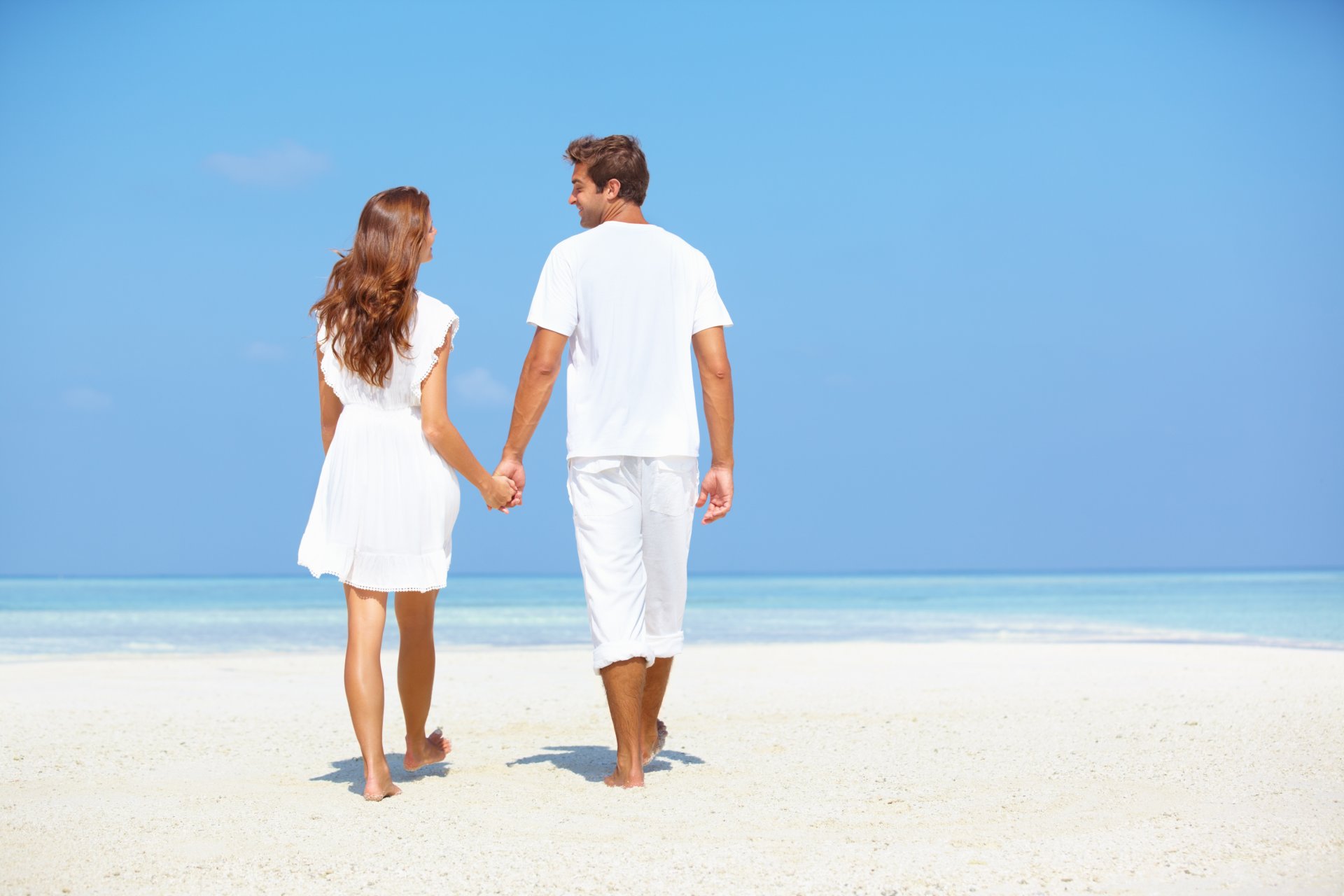 vacanze ragazza uomo amanti spiaggia mare romanticismo