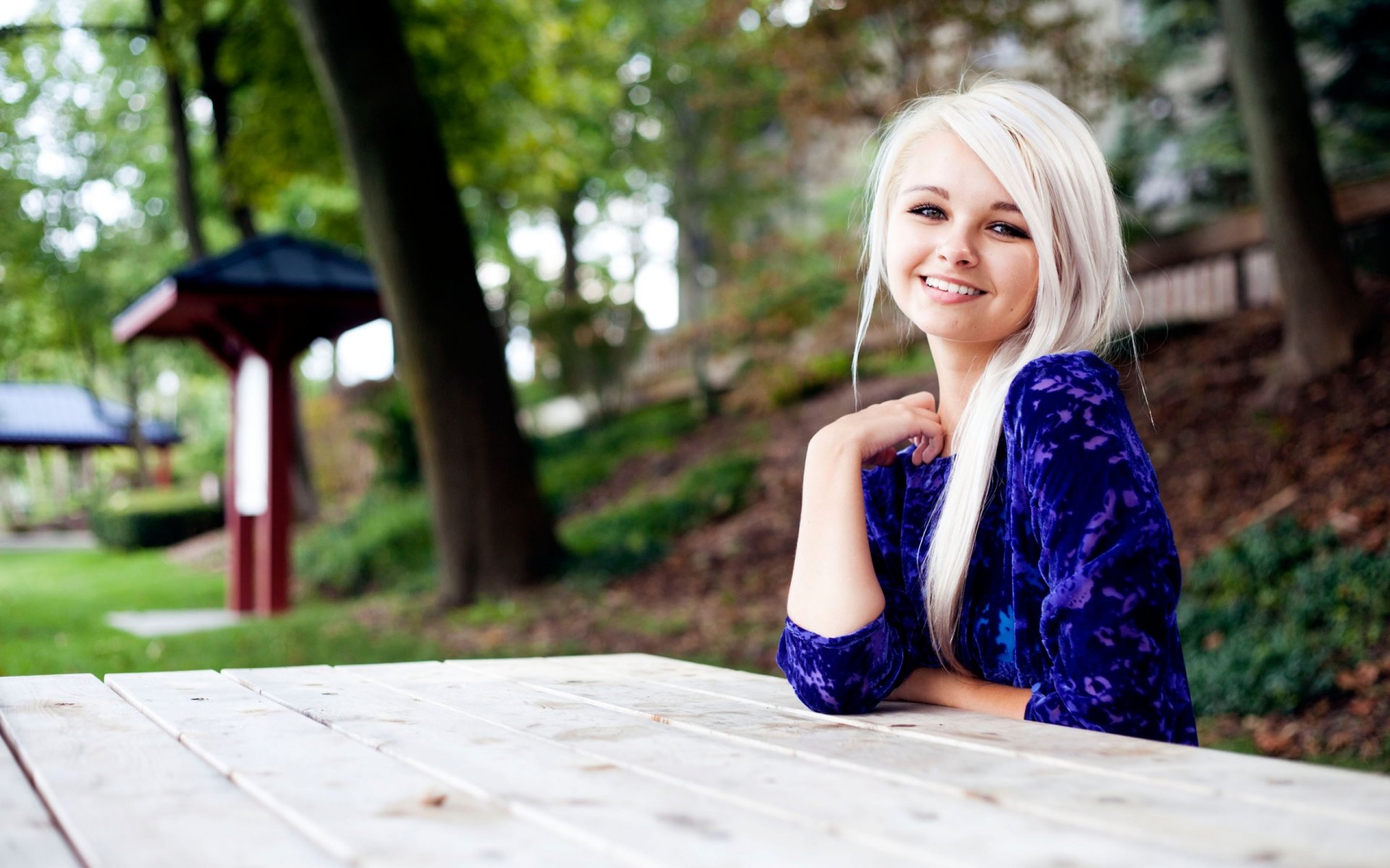 ragazza bionda sguardo sorriso tavolo