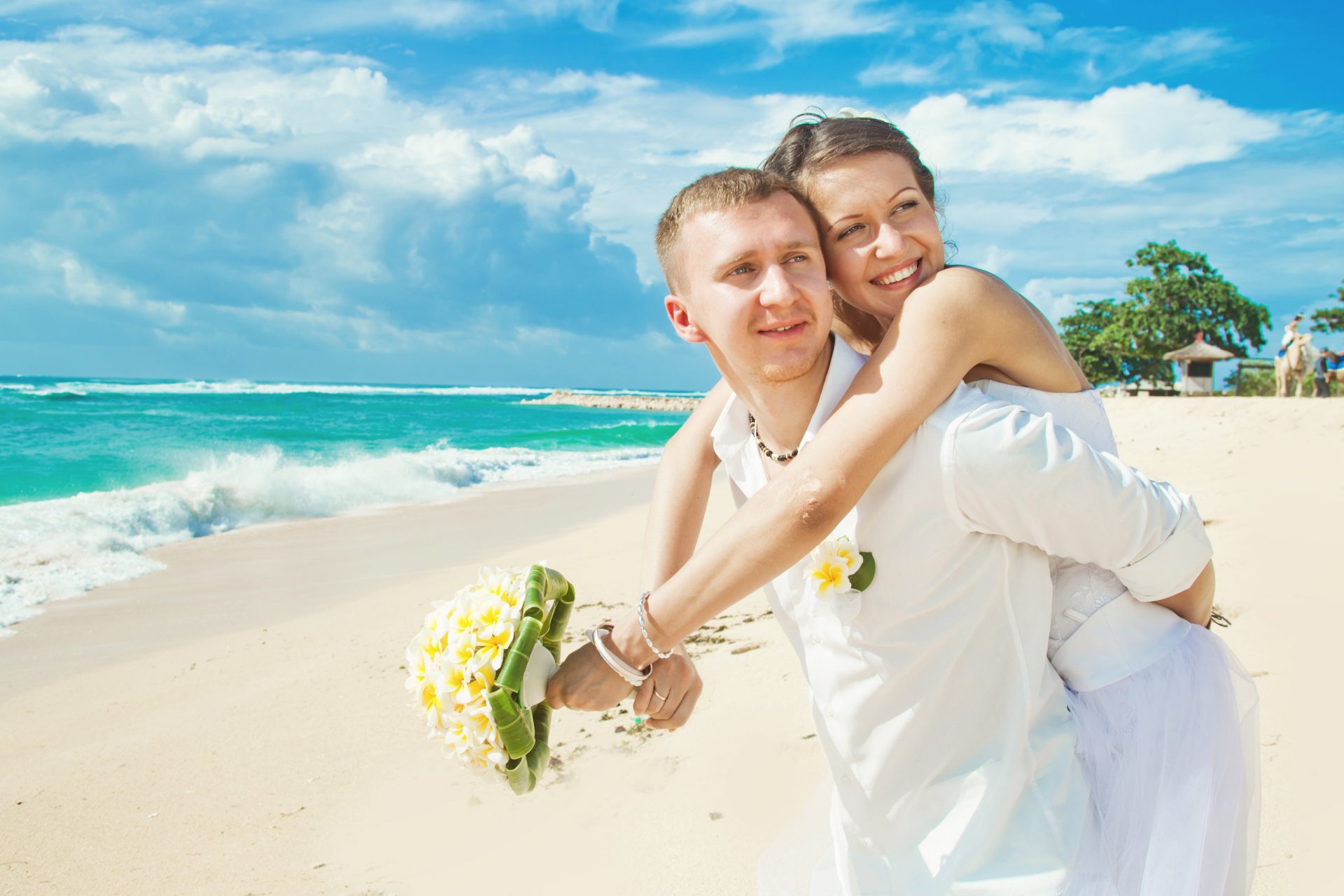 la mer la plage un couple amoureux un bouquet un couple dans l amour