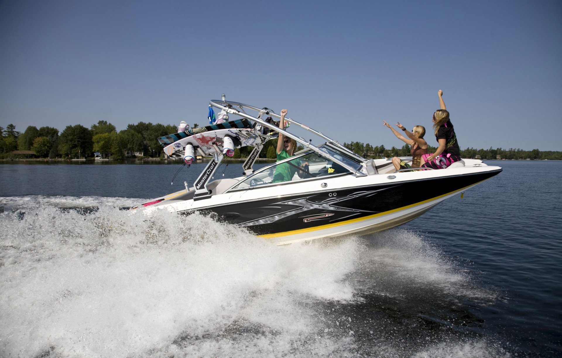 nastrój lato niebo morze fala spray motorówka łódź prędkość dziewczyny wakeboarding sportowcy wakacje podróże moja planeta bokeh tapety