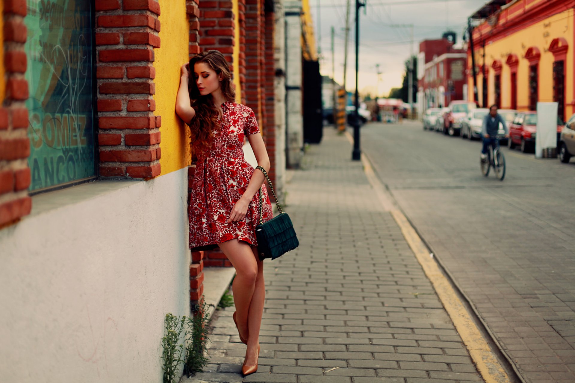 chica vestido ciudad calle