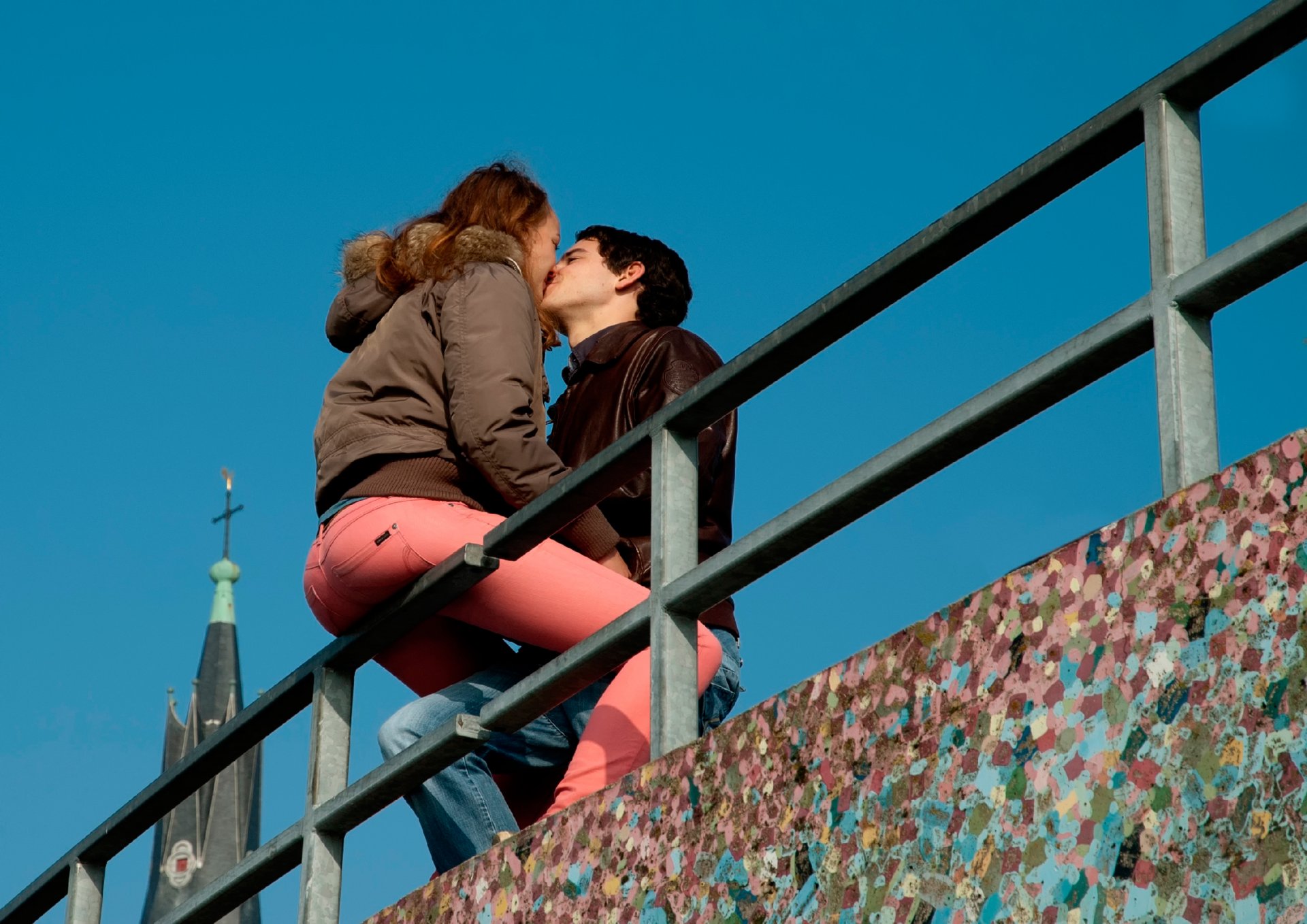 ragazza ragazzo coppia bacio città