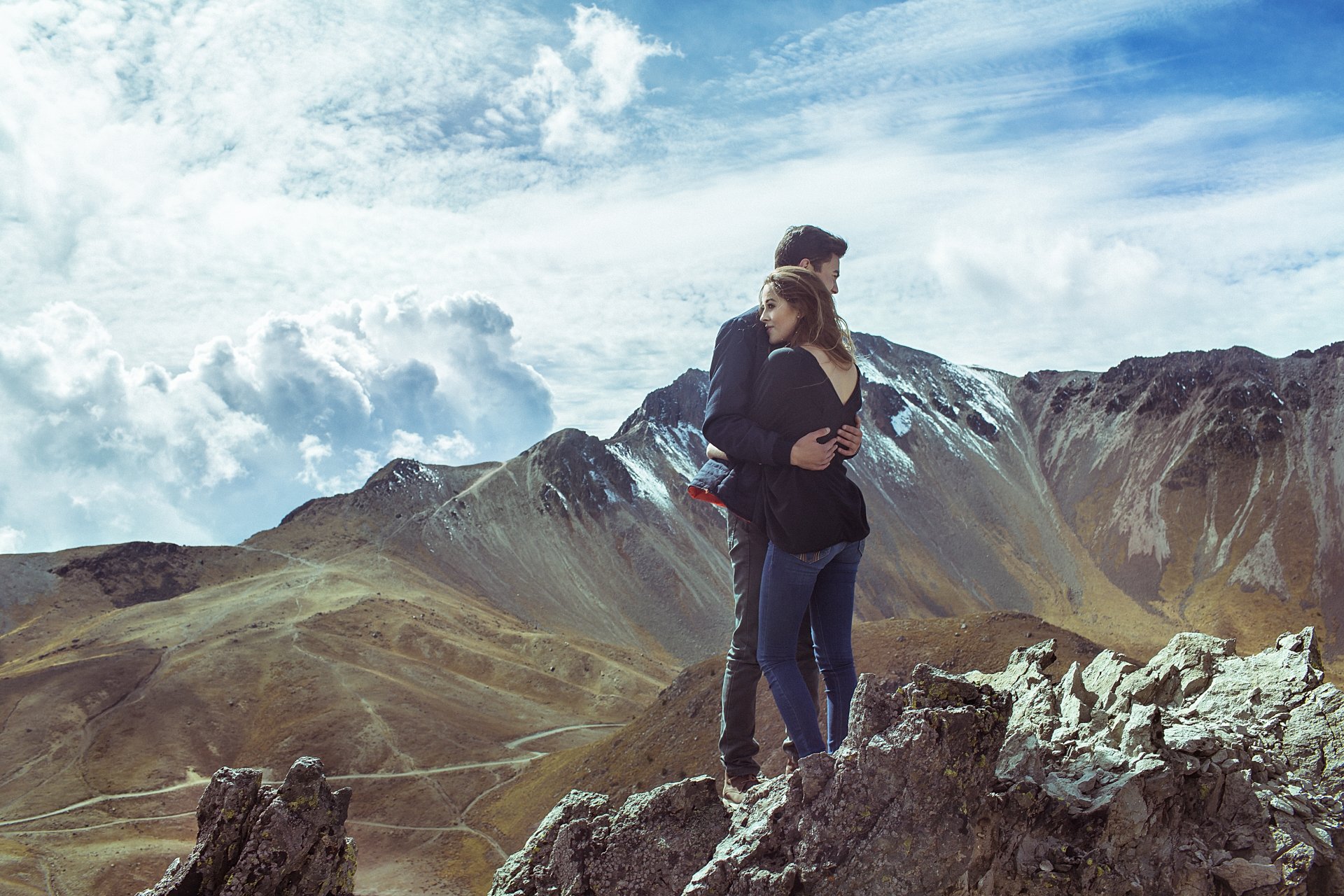 l amour des câlins de la vapeur de la montagne debout de la nature un gars une fille