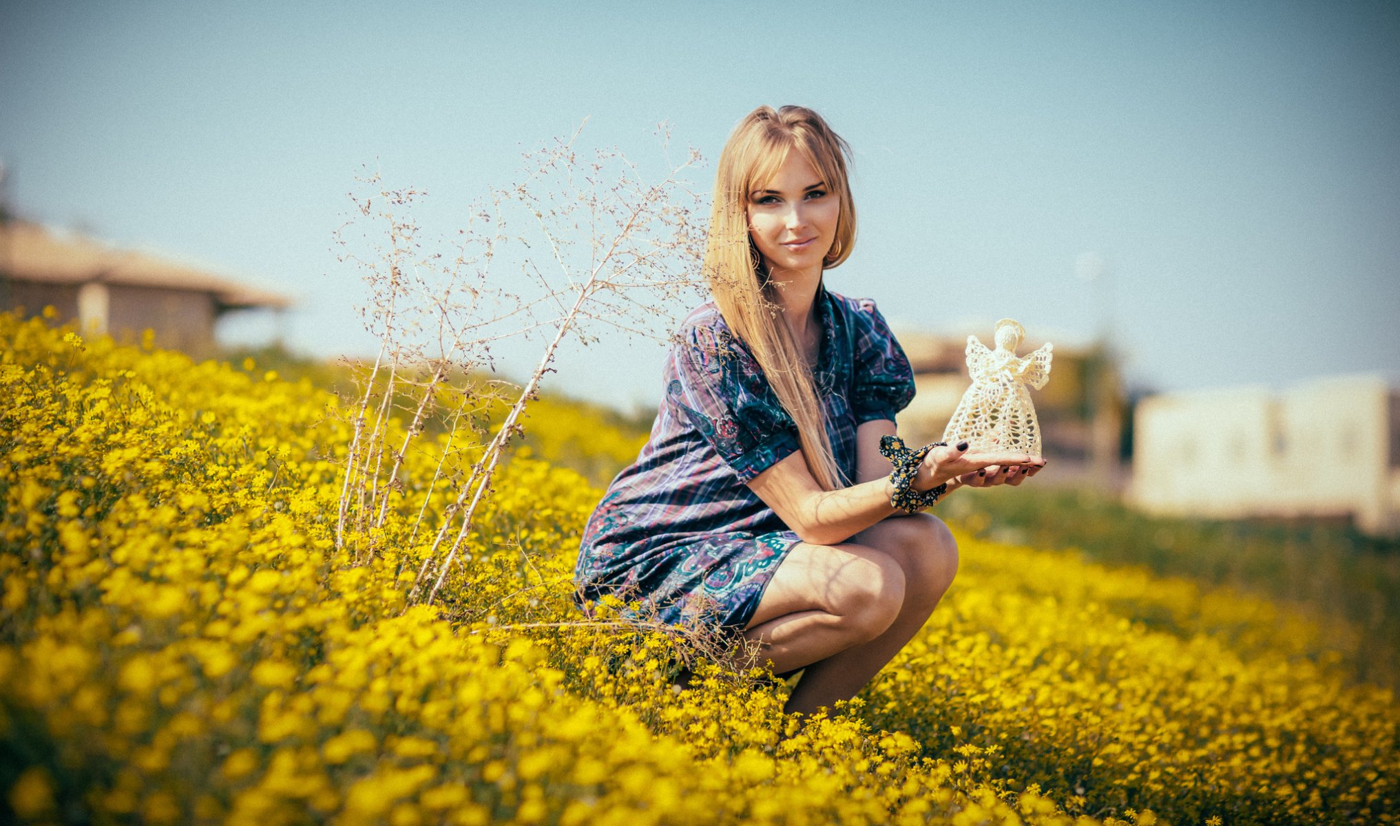 le sourire la robe l été les fleurs sont jaunes jeune fille