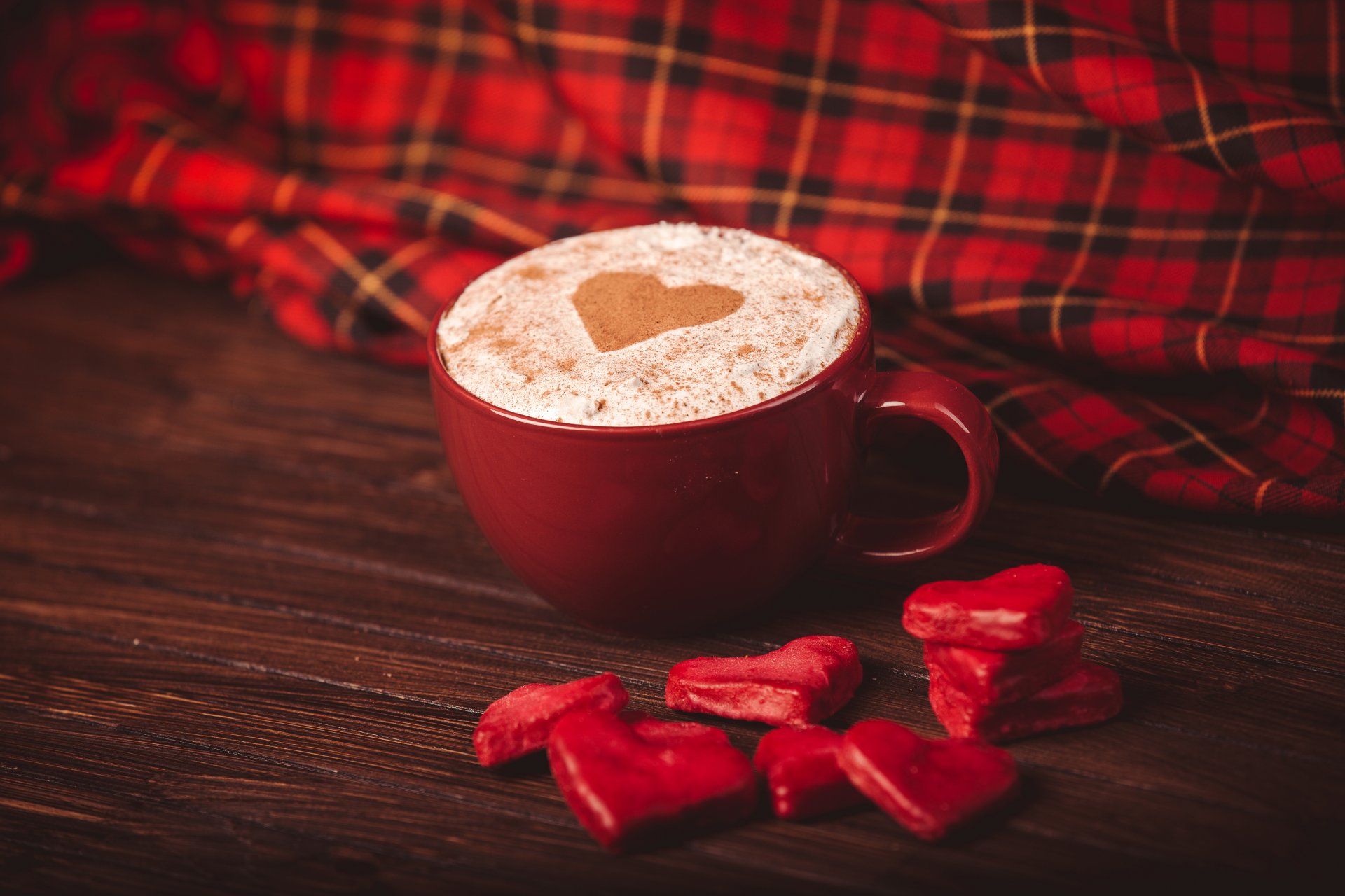 caramelle cuori cuori rosso cappuccino tazza di caffè rosso tovagliolo