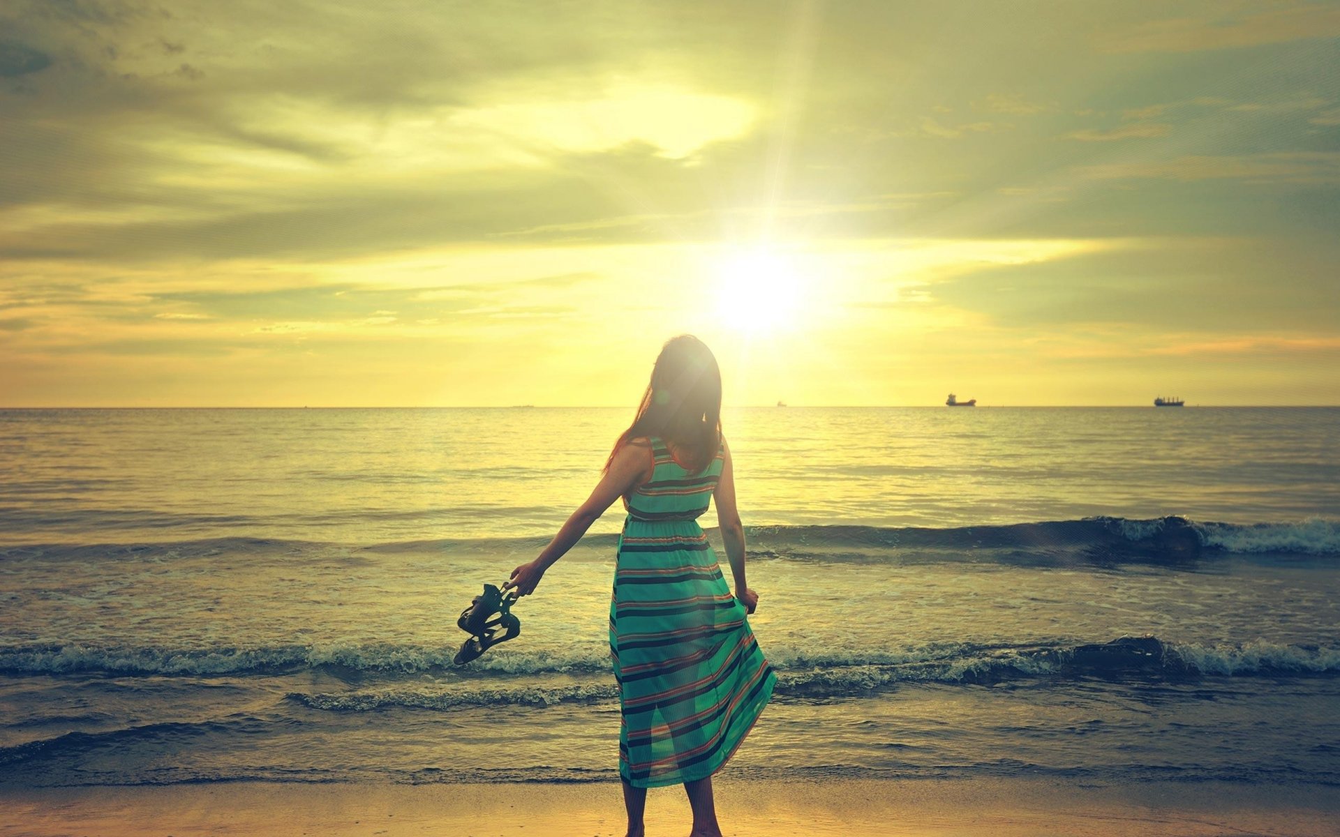 chica vestido playa olas sol cielo nubes