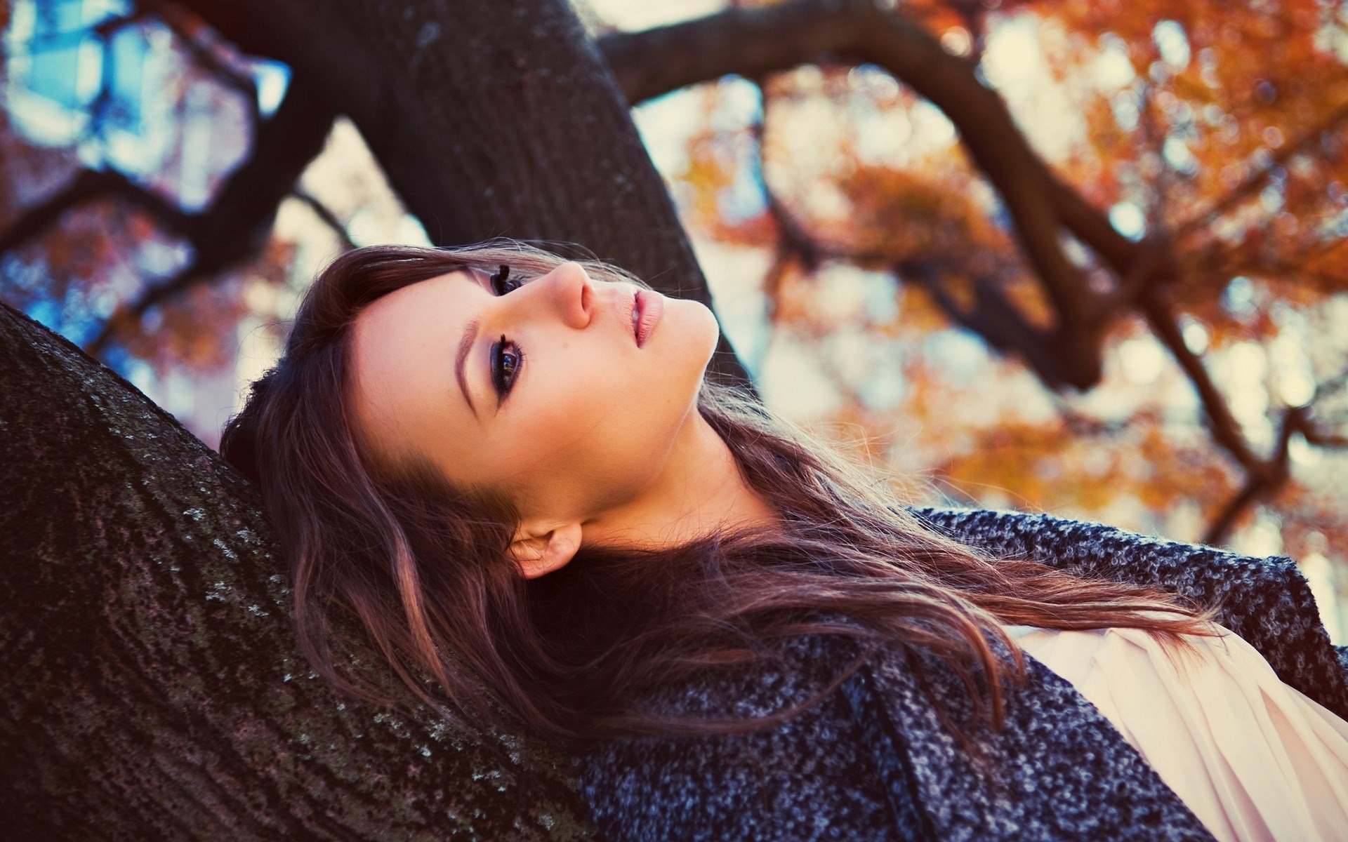 chica mirada árbol pelo cara