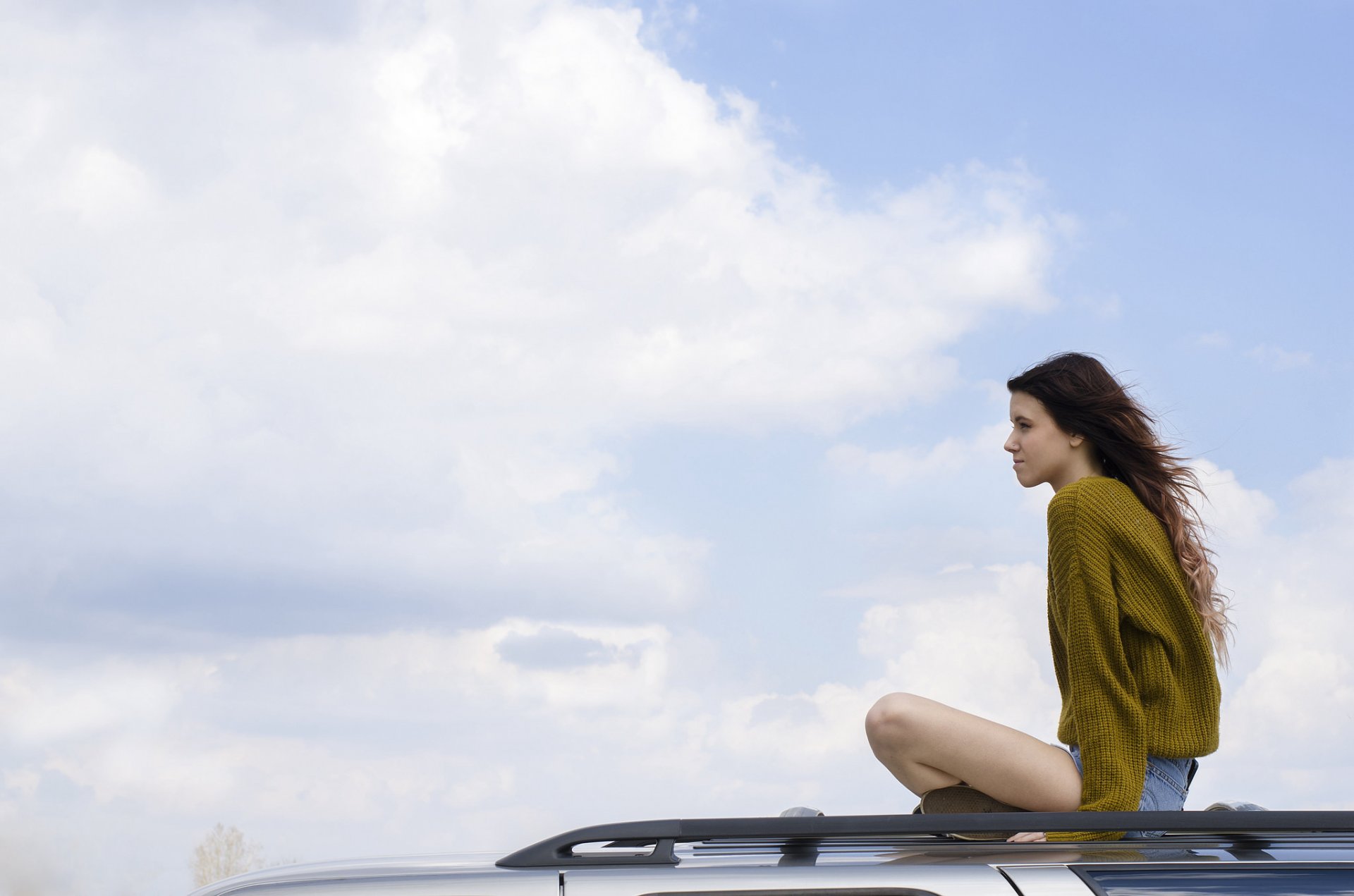 mädchen shorts auto dach himmel freiheit