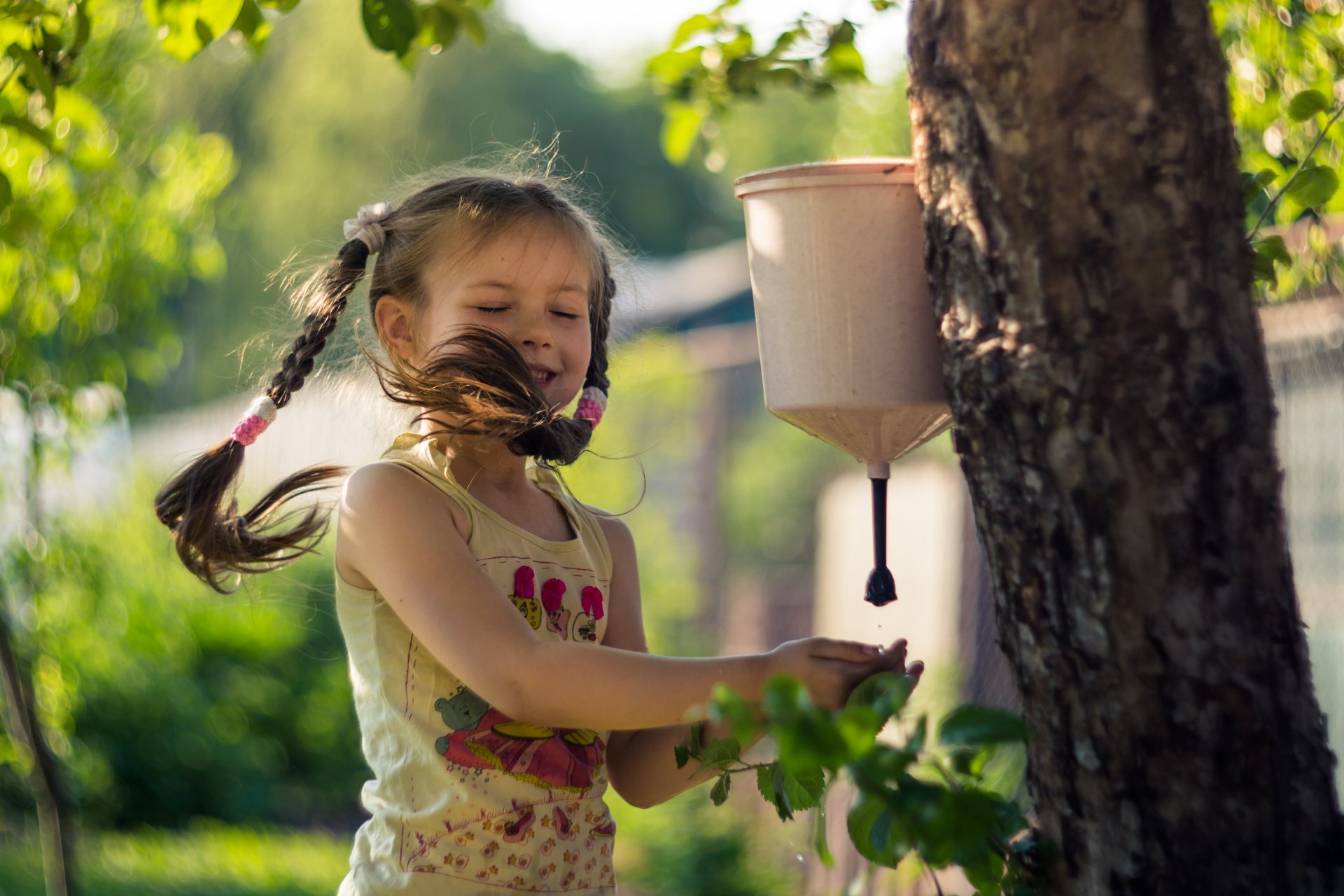 estate cottage ragazza infanzia gioia vento albero lavabo acqua trecce bellezza amore felicità elena chelysheva