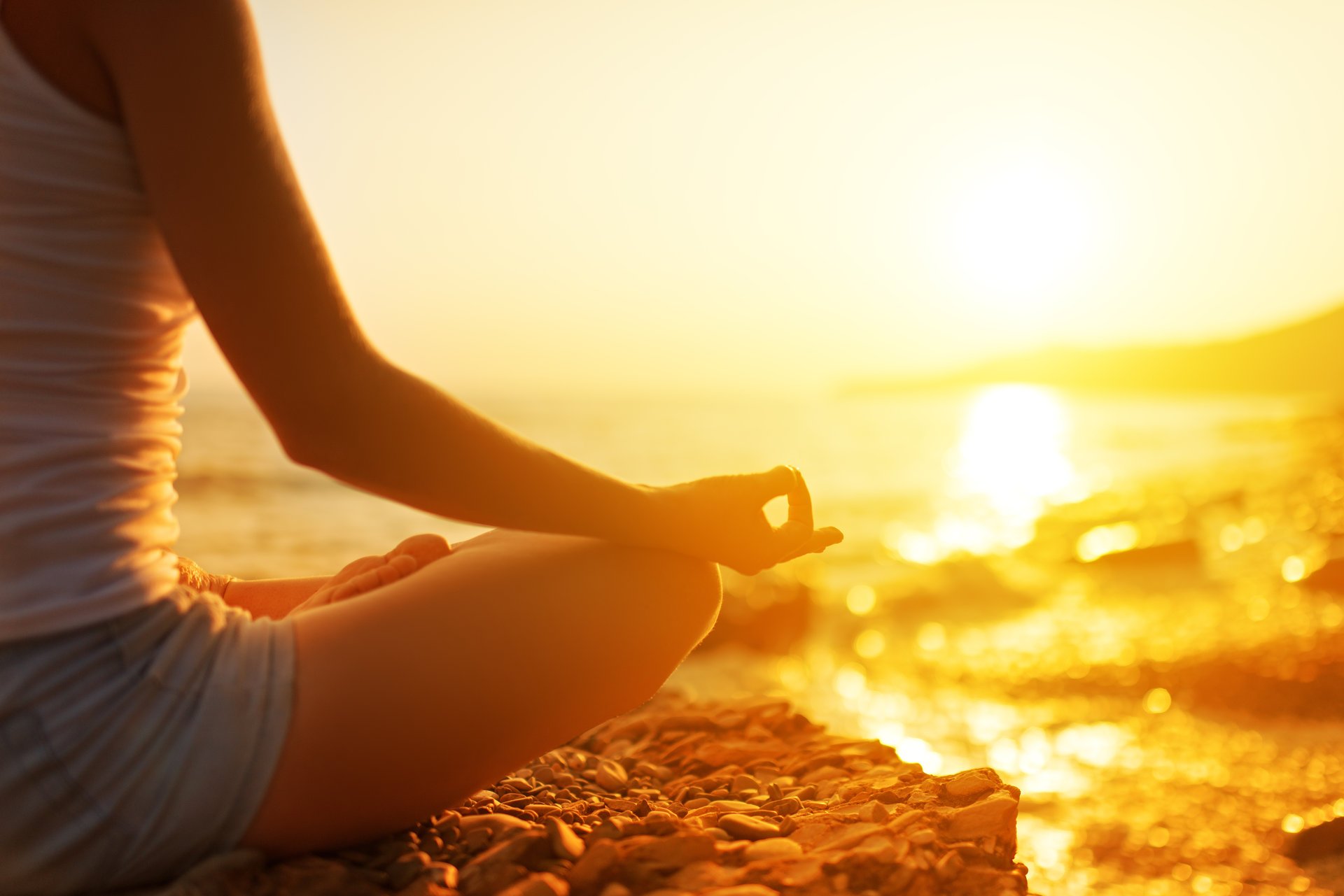 chica meditación playa