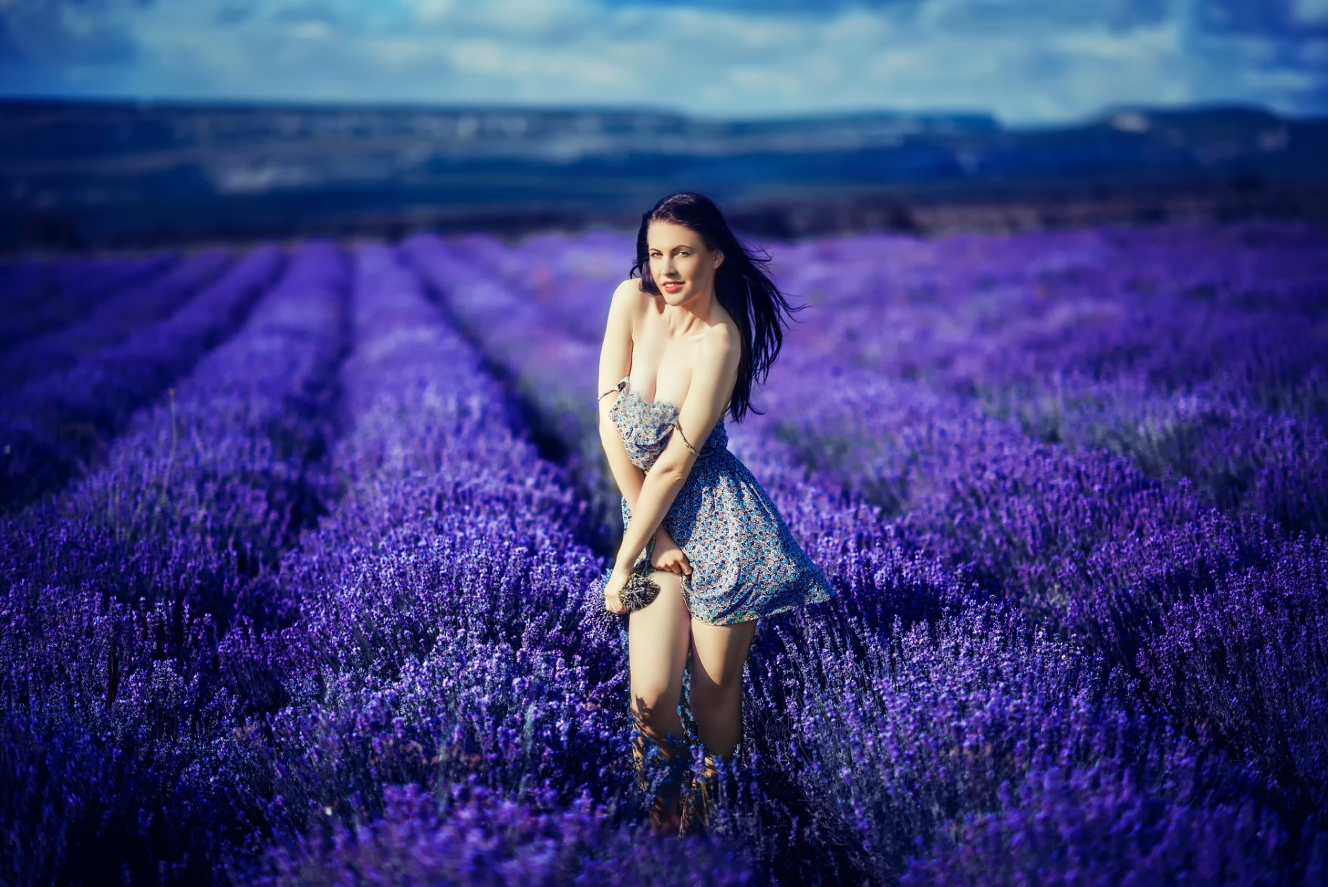 katrina azul chica campo flores lavanda piernas escote