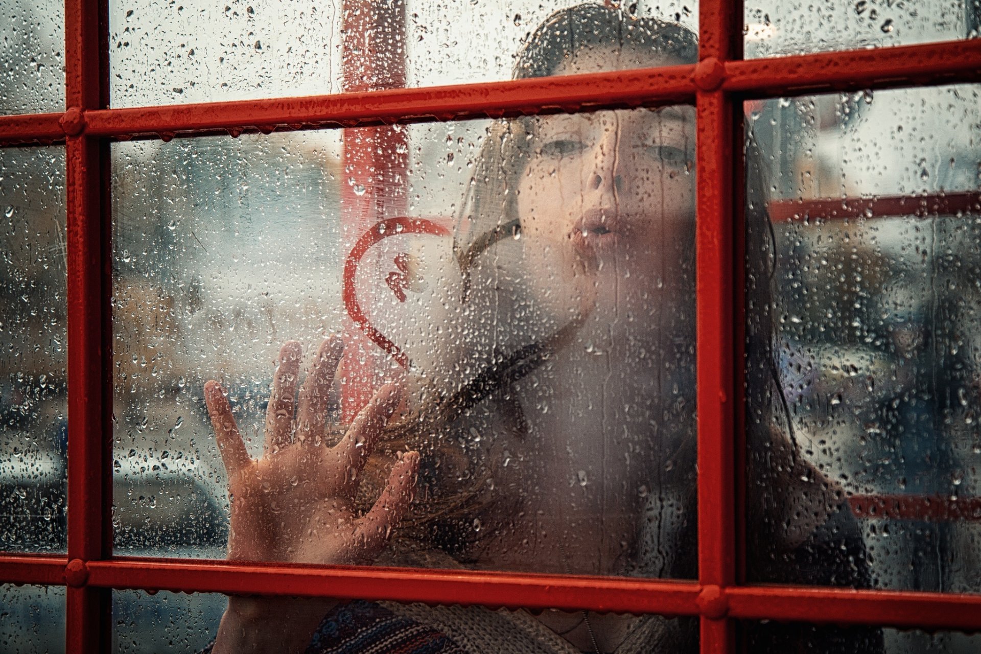 fille pluie fenêtre gouttes coeur baiser