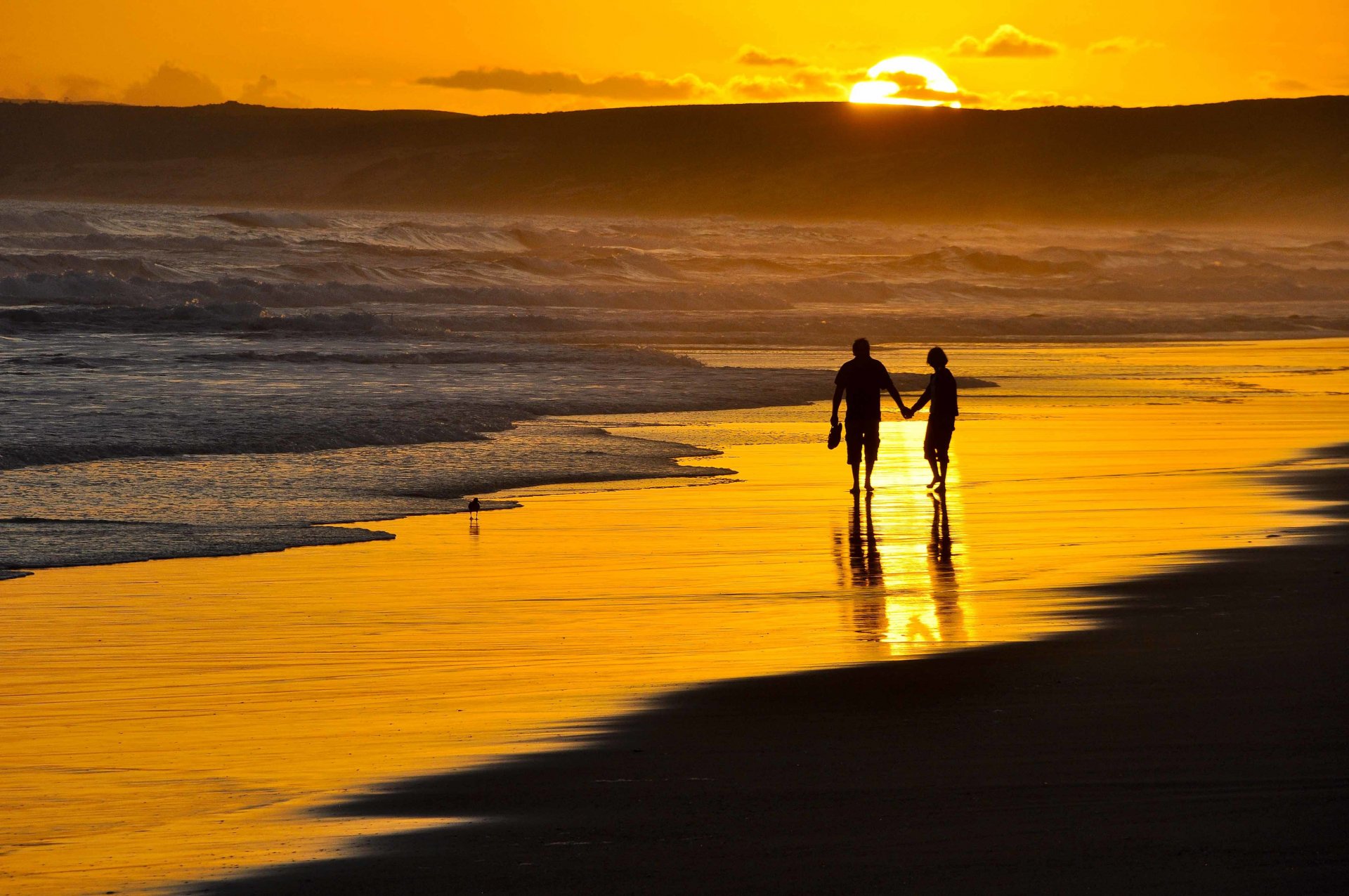 spiaggia serata ragazza fidanzato due romanticismo passeggiata romantica sulla spiaggia