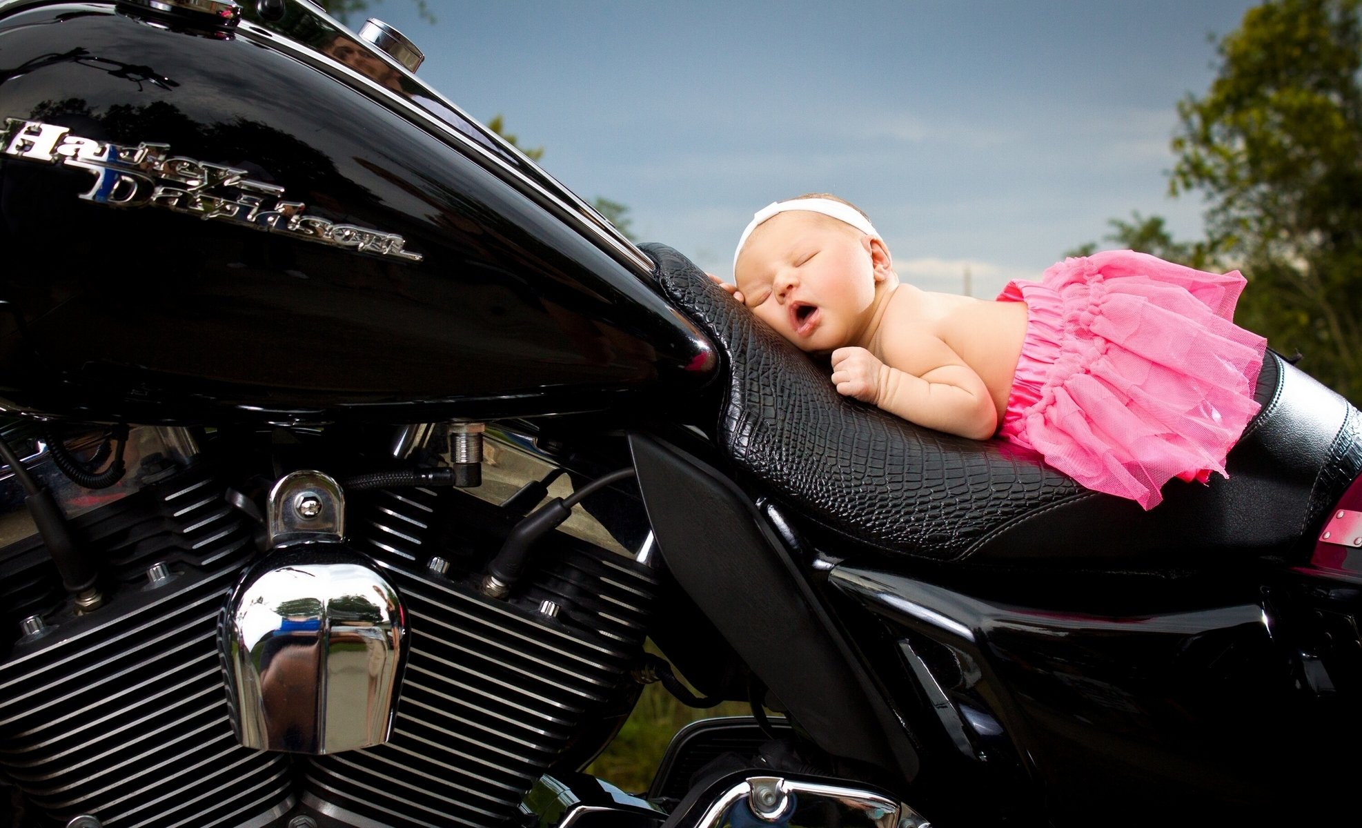 jeune fille bébé dormir le sommeil le pansement юбочка moto harley-davidson