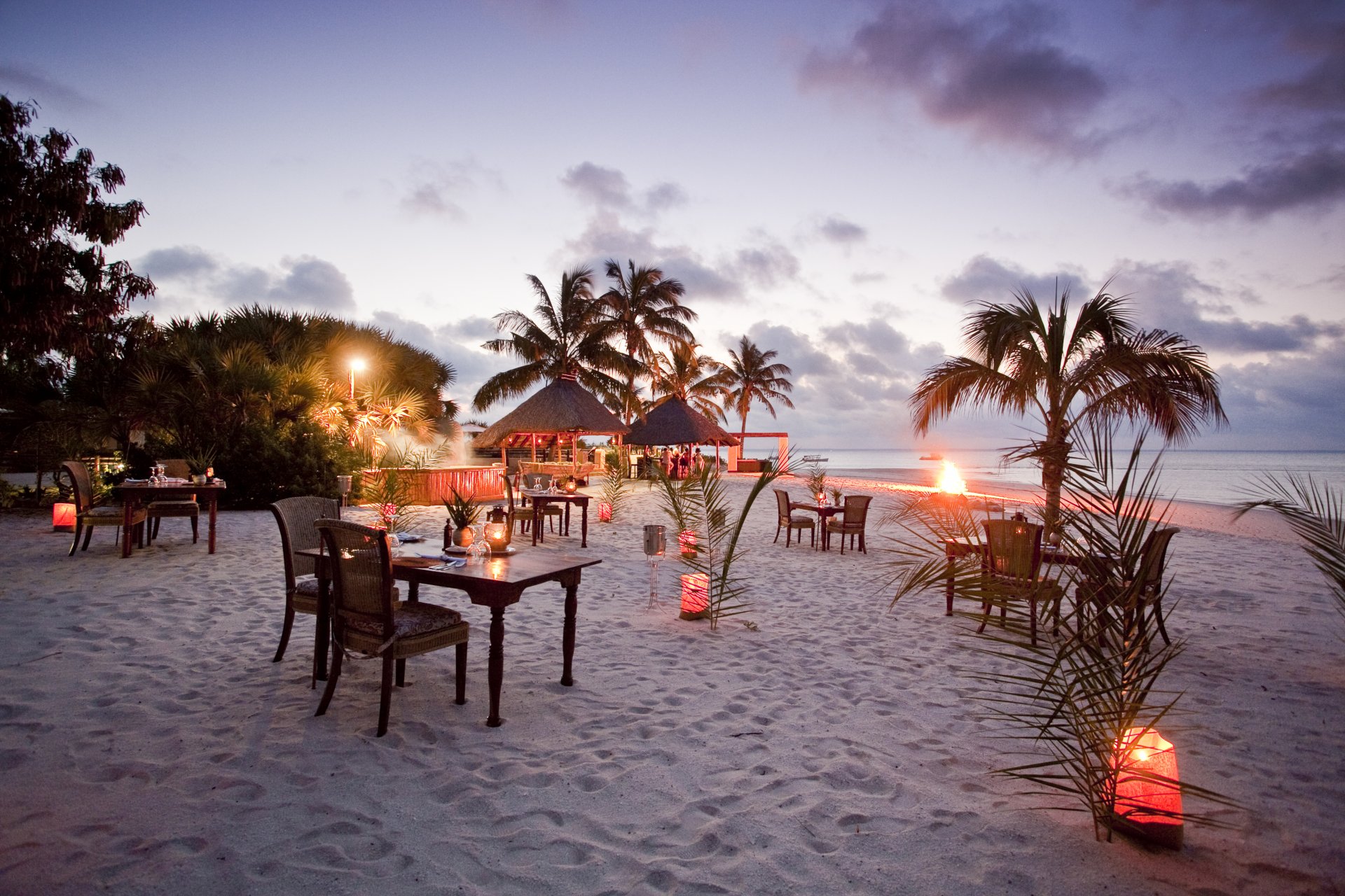 noche palmeras costa océano bungalow restaurante velas vacaciones estado de ánimo relajarse