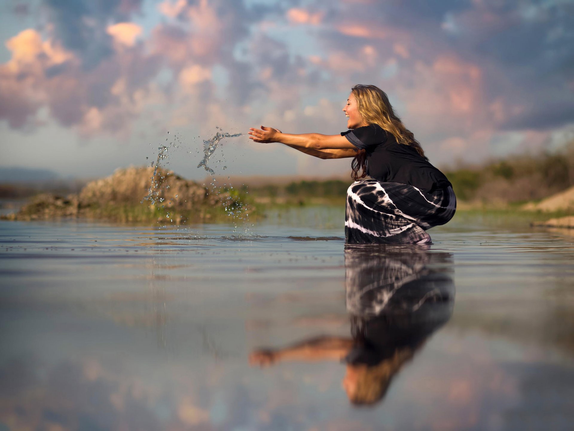 estate ragazza acqua squirt gioia