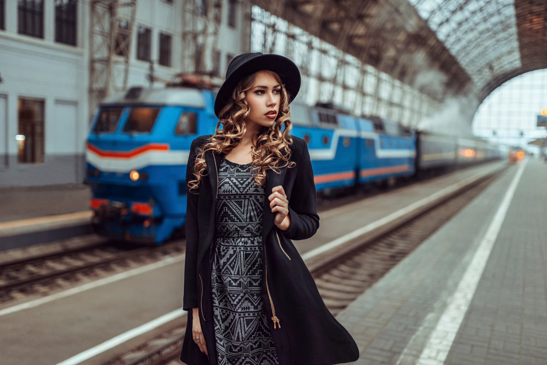 stazione piazzale attesa ragazza