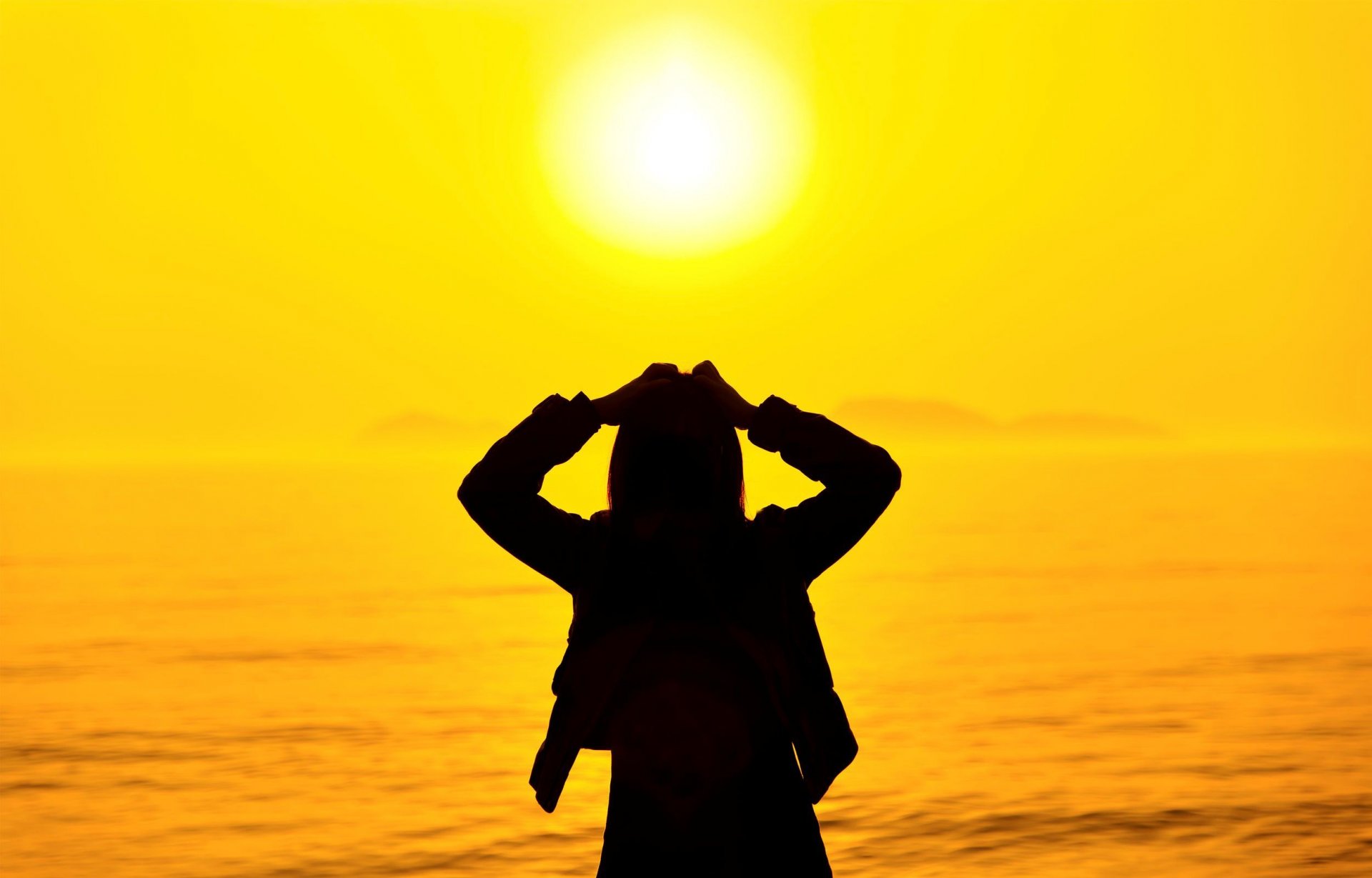 de l humeur la jeune fille coucher de soleil la mer les vacances l été la silhouette la posture le soleil nature été fond fonds d écran grand écran plein écran grand écran grand écran