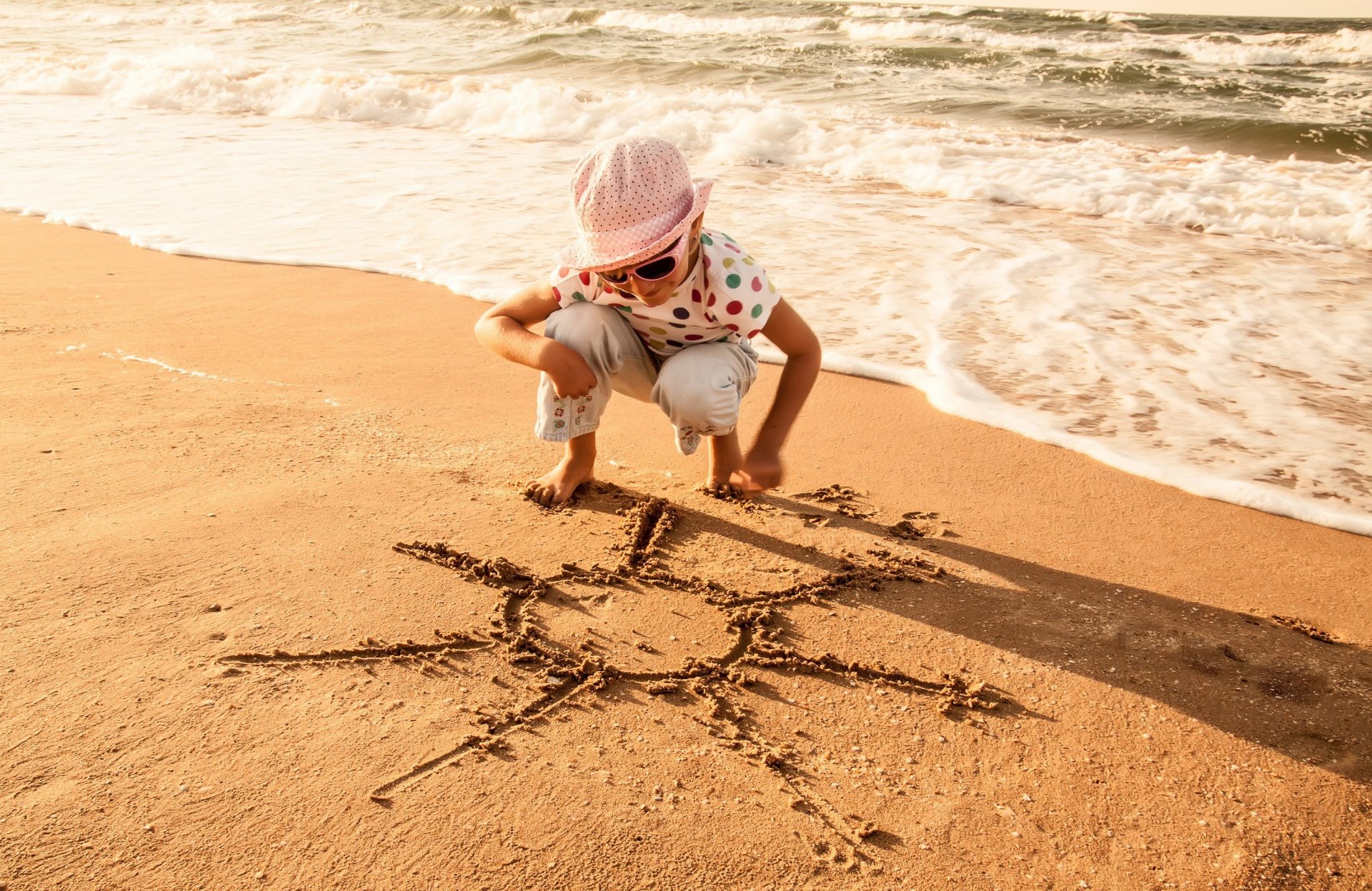 estados de ánimo niños niña niño arena playa sol sol vacaciones verano vacaciones sombrero sombrero gafas sonrisa alegría mar olas olas agua fondo fondos de pantalla pantalla ancha pantalla completa pantalla ancha