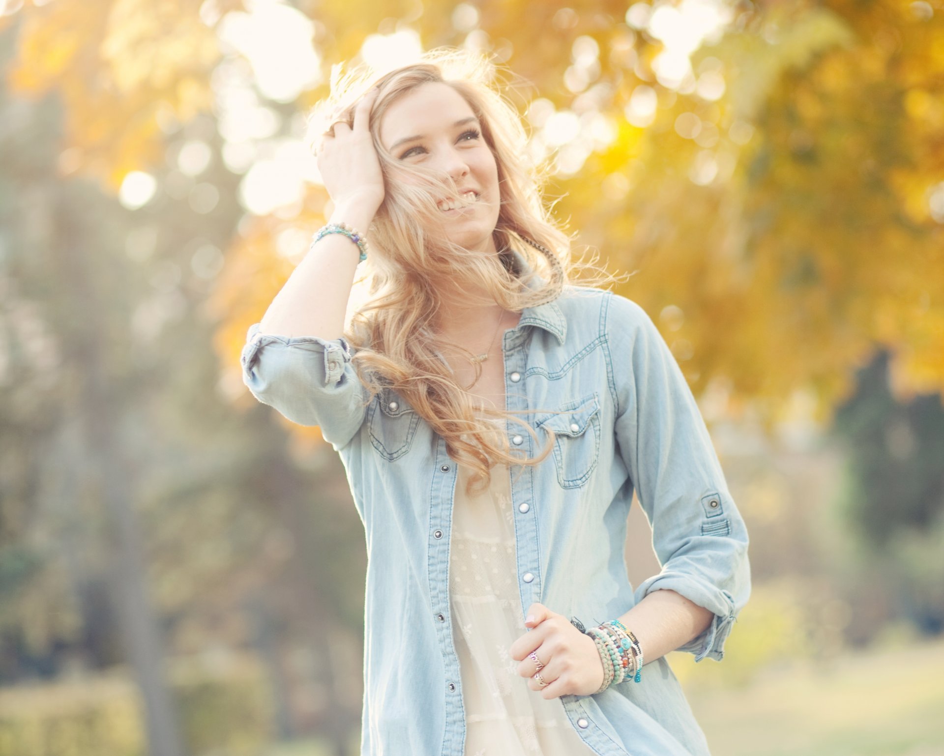 liv une jeune fille blonde un regard une chemise automne