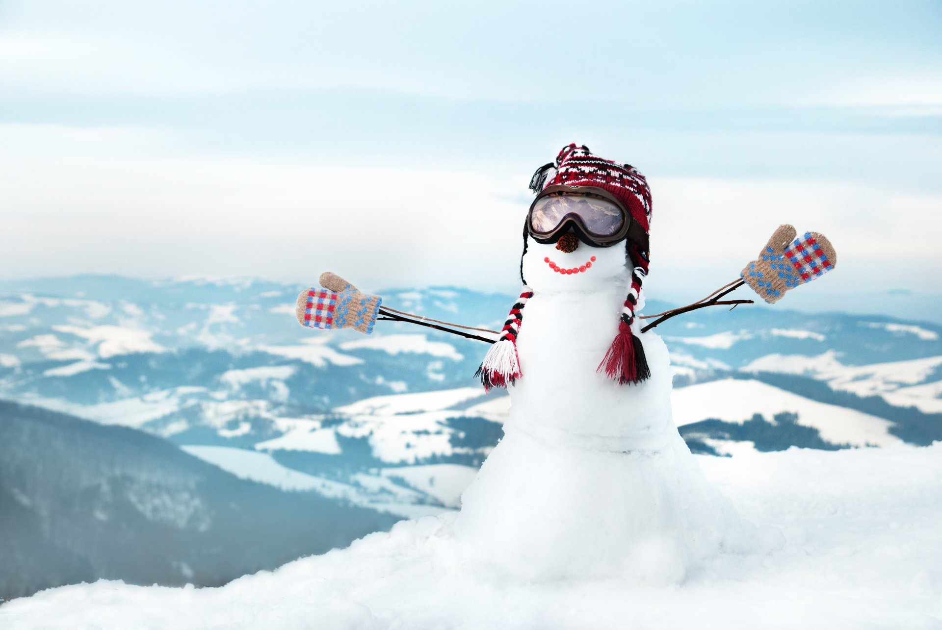 colinas invierno nieve muñeco de nieve mitones gafas sombrero sonrisa