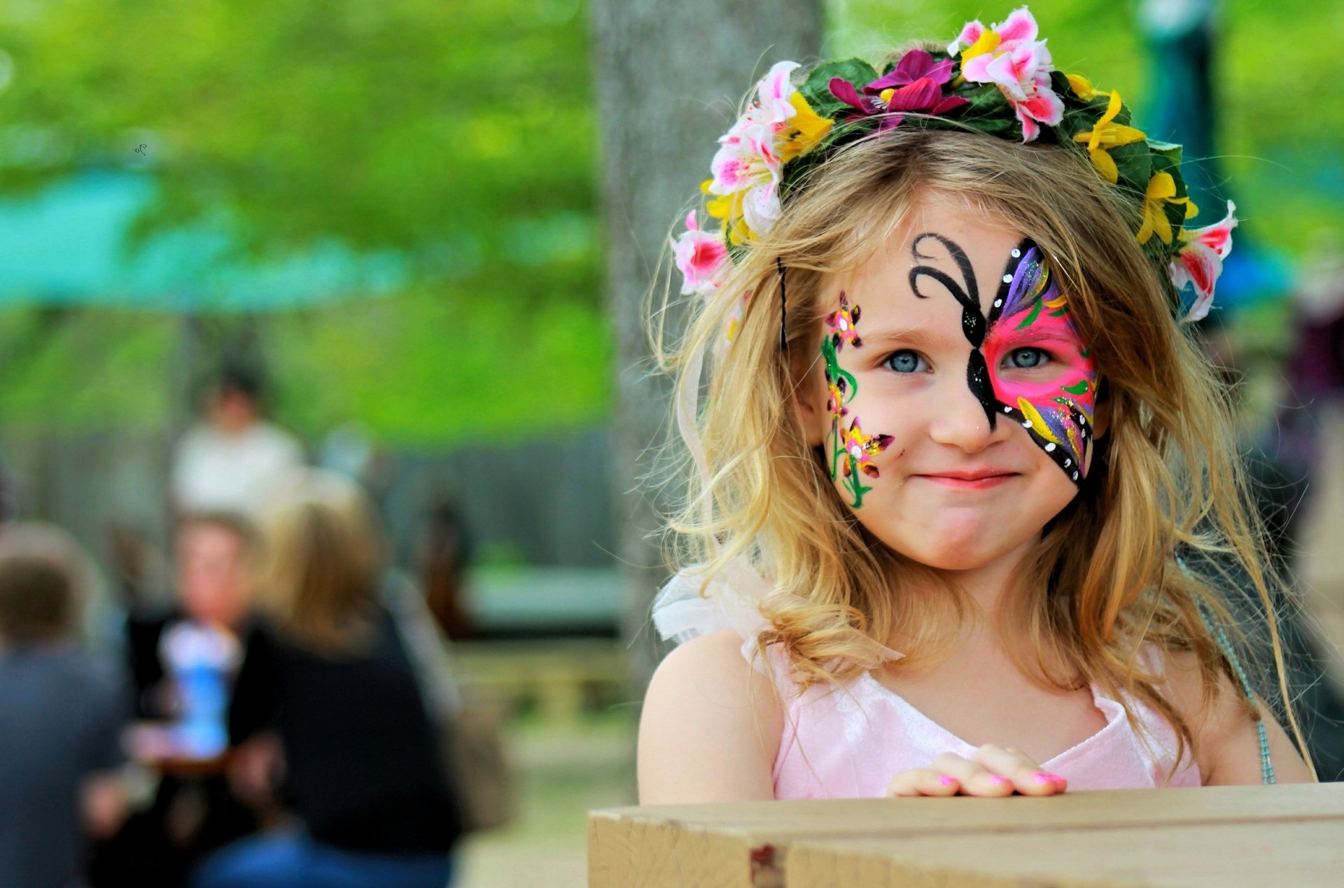 fille couronne de fleurs des papillons des face-art