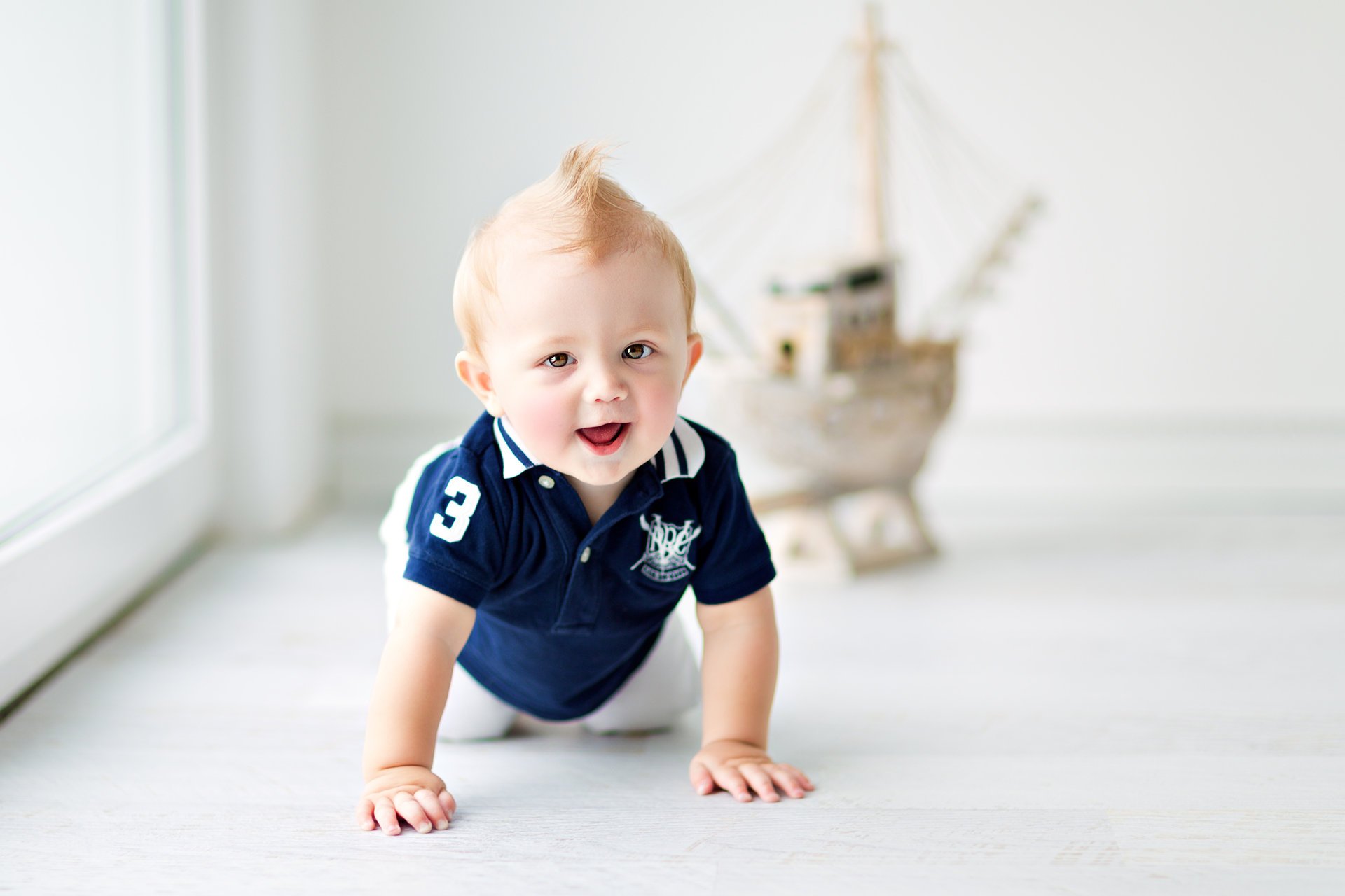 glückliches kind baby große schöne blaue augen lächeln spielen kind leben genießen marine schiff junge kleinkind spiel kinder das leben genießen