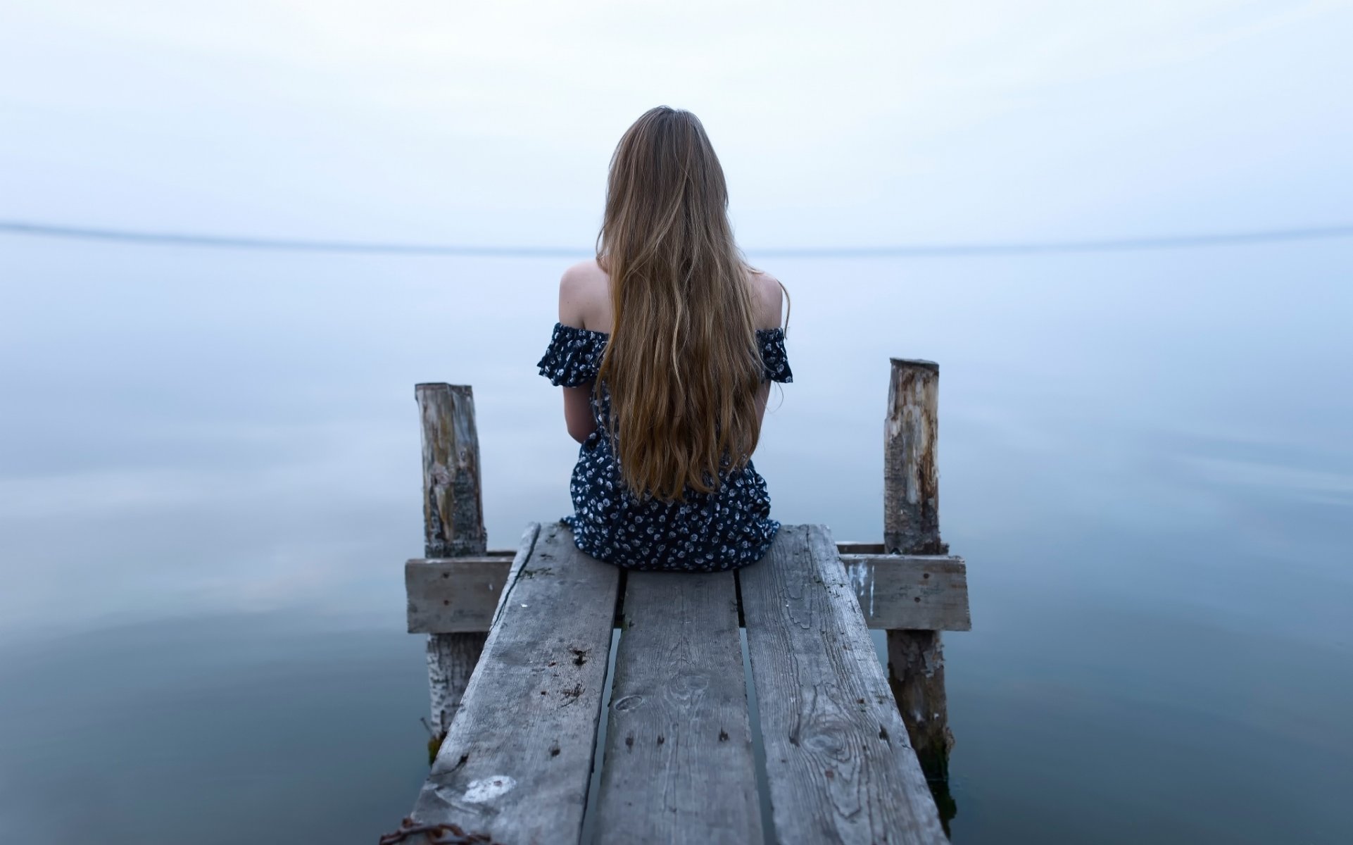 einsamkeit am wasser langhaariges mädchen