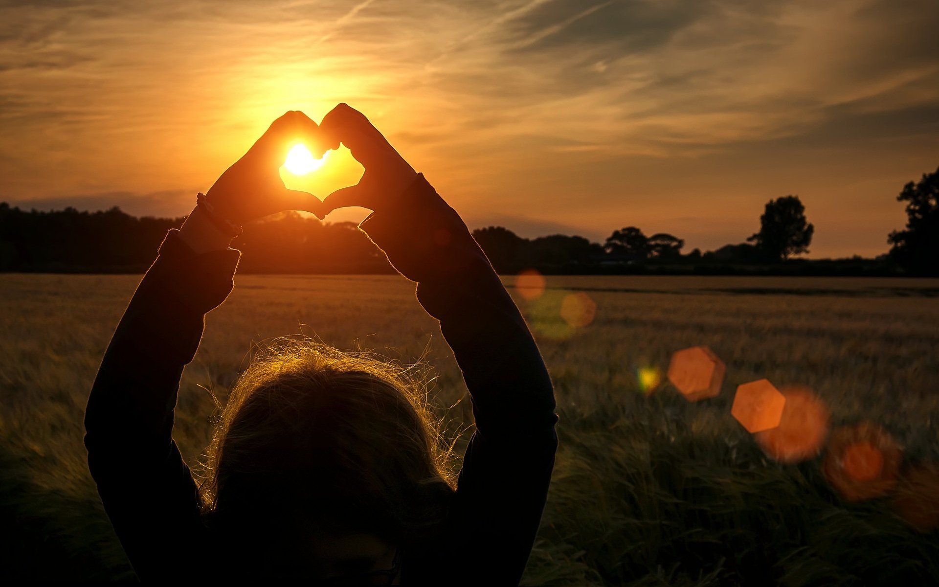 mood ragazza mani cuore cuore campo tramonto sole raggi bokeh alberi spighe spighette albero amore sfondo carta da parati widescreen schermo intero widescreen widescreen