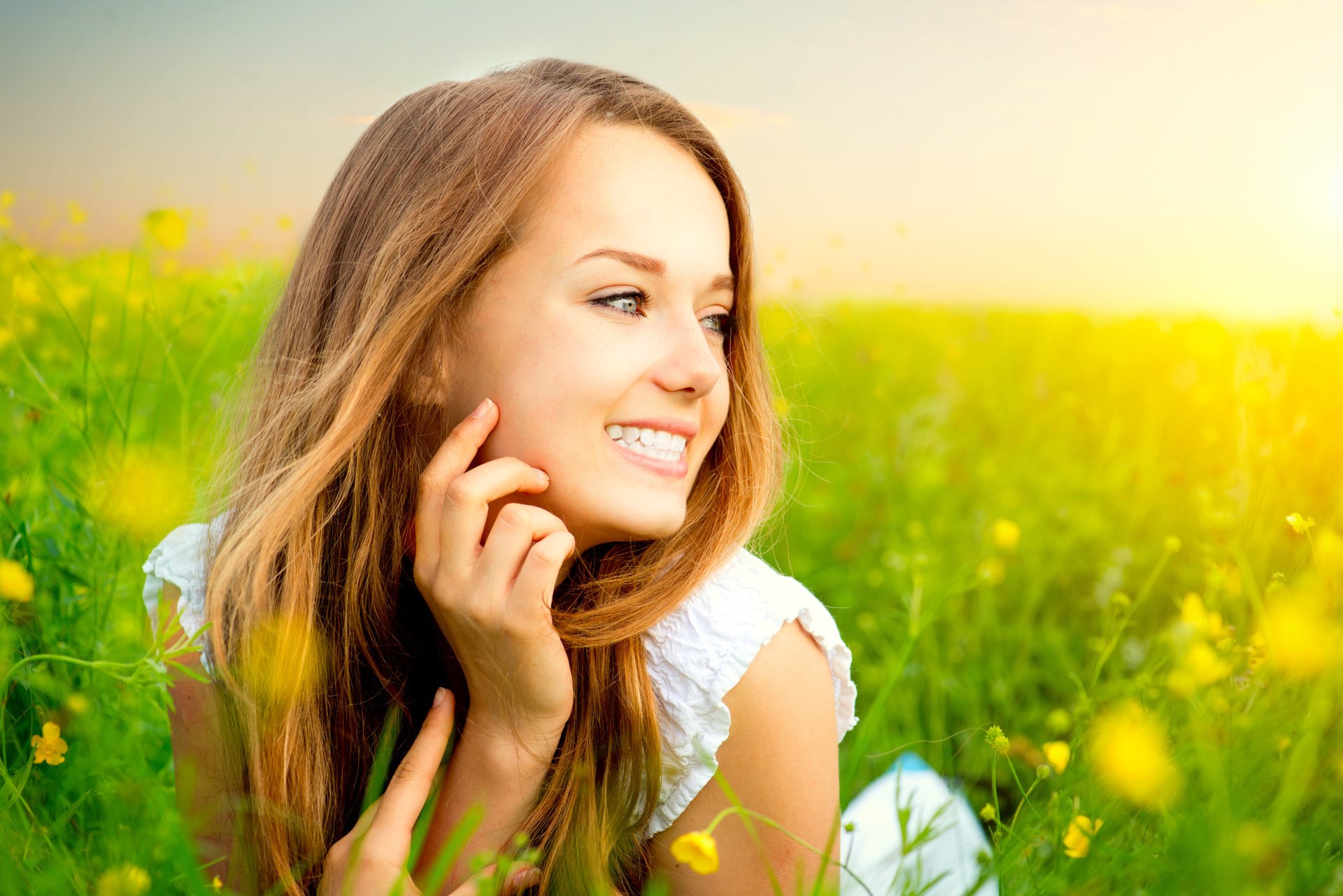 la jeune fille se trouve le sourire blanc robe d été fleurs herbe lumière du soleil le bonheur