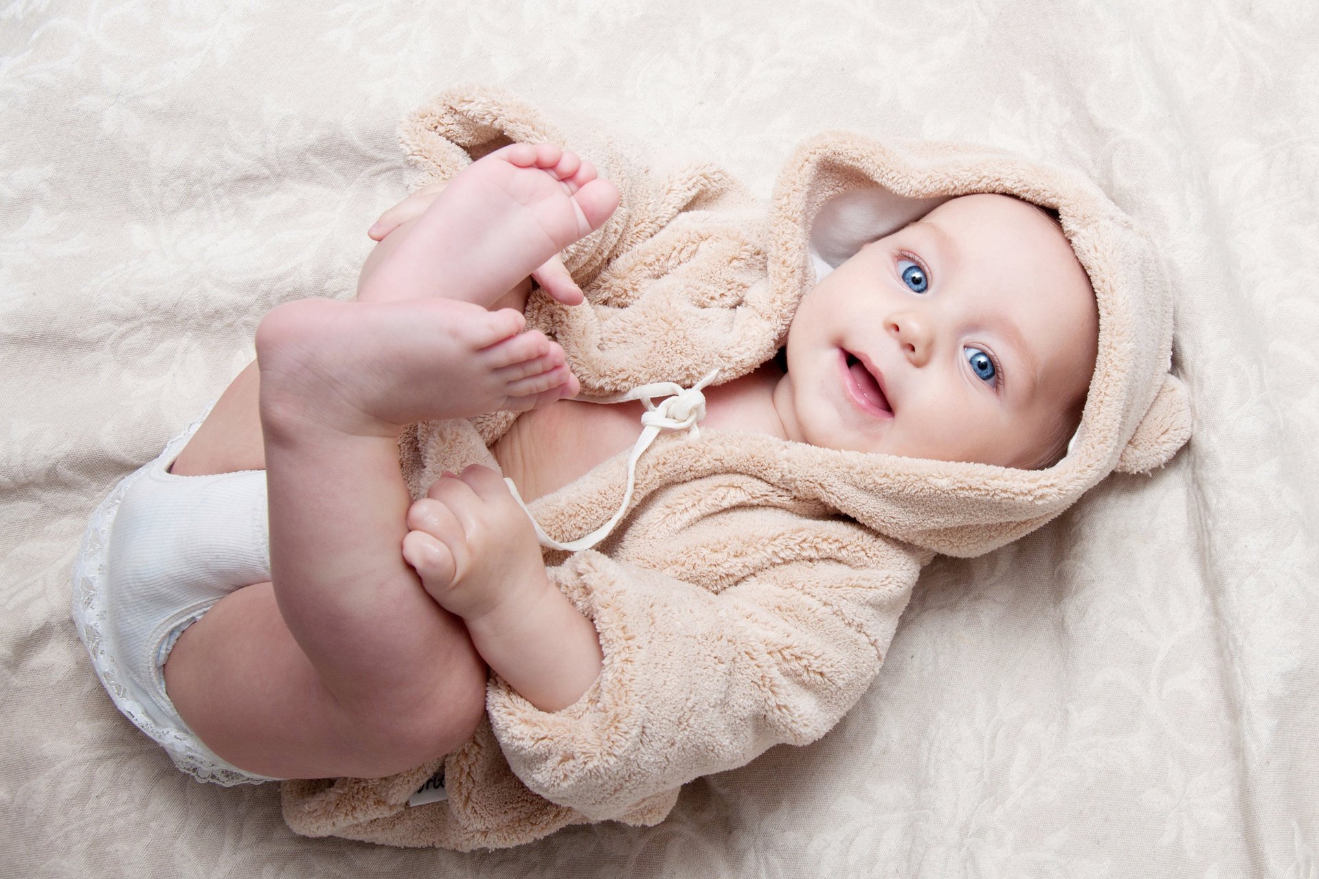 un enfant heureux enfants grands beaux yeux bleus la jeune fille sourire jouer enfant profitant de la vie la belle jeune fille chanceux jeu enfants profiter de la vie de grands yeux bleus mignon avec