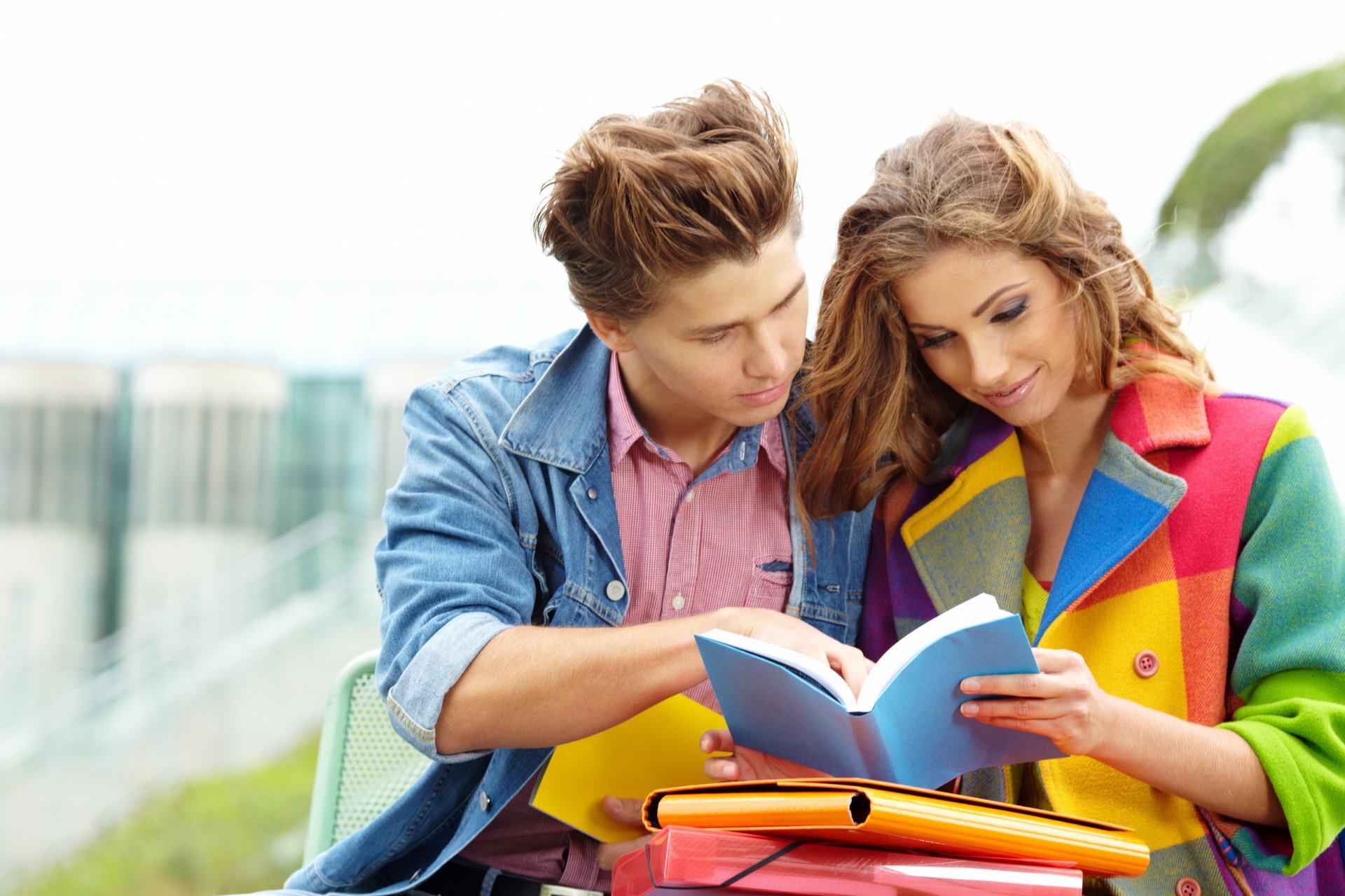 novio chica pareja otoño viento cuaderno sonrisa