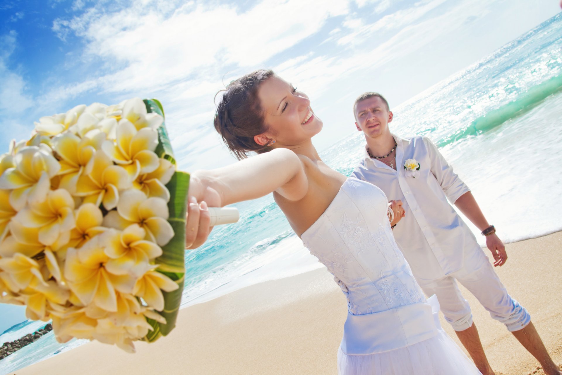 meer strand liebespaar blumenstrauß