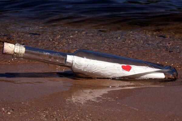 Carta de amor en una botella en la orilla