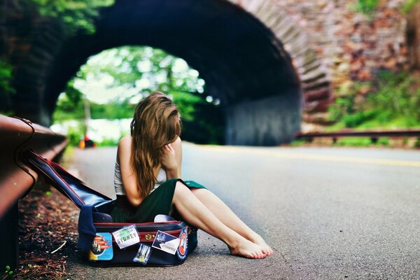 Ragazza a piedi nudi sulla strada in attesa