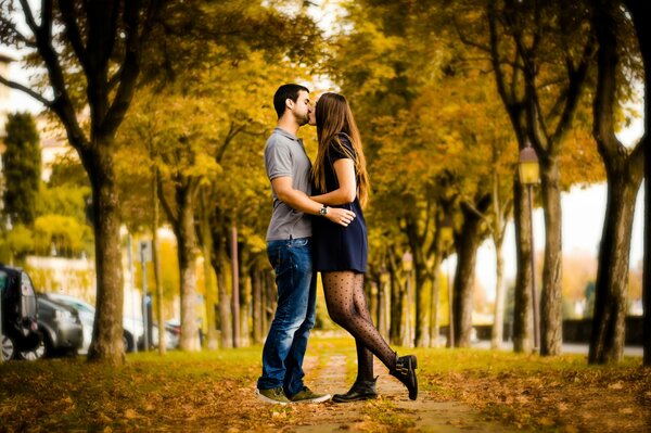 Couple s embrasser dans une ruelle à l automne