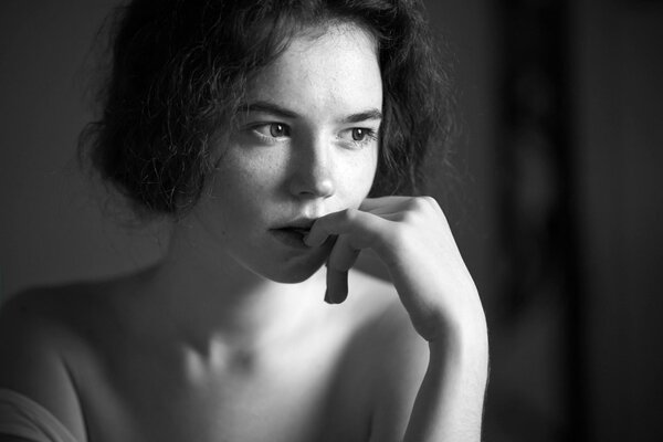 Retrato en blanco y negro de una chica triste