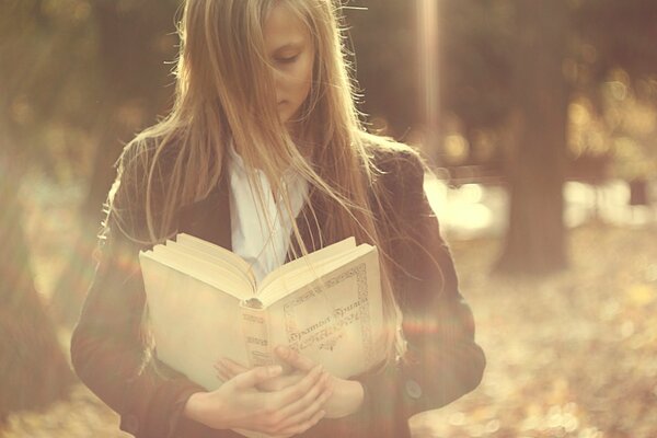 Chica leyendo un libro gordo